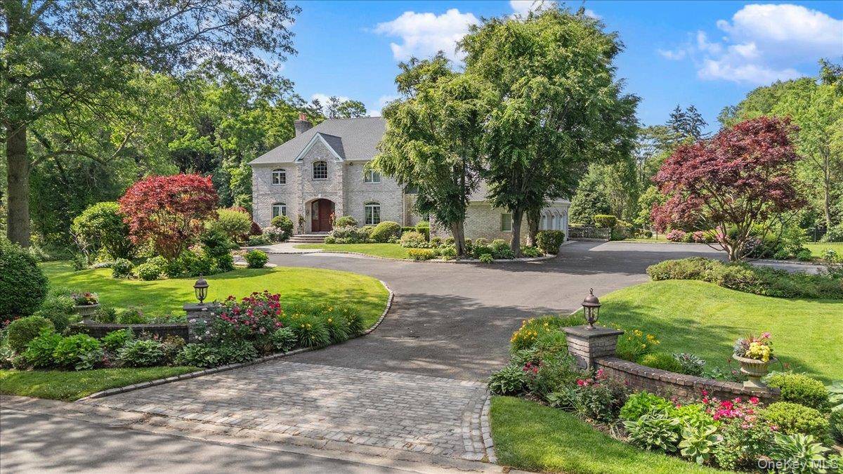 10 Overbrook LN, Old Brookville, NY 11545