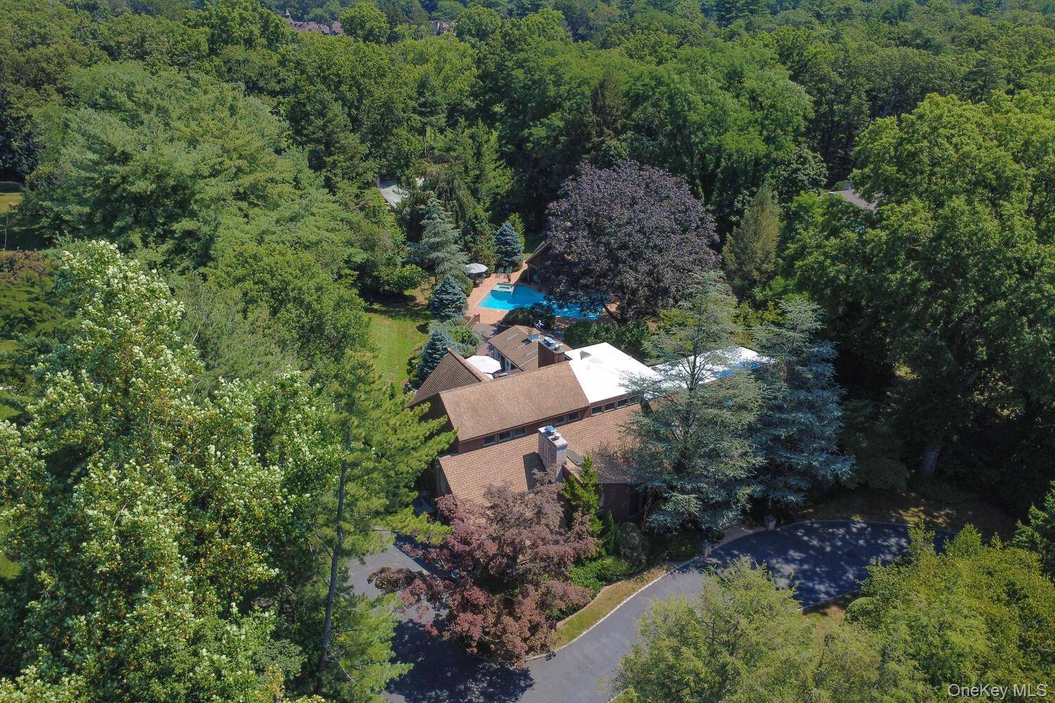 9 Applegreen DR, Old Westbury, NY 11568