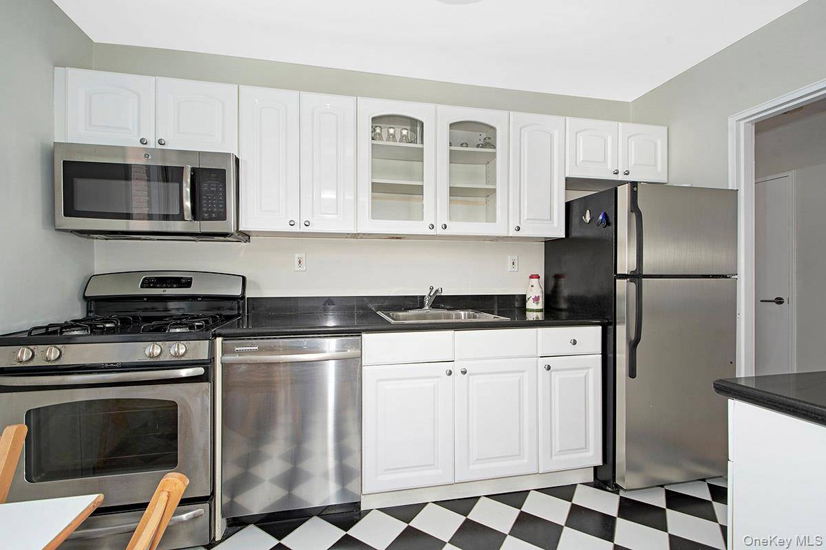 110 Lawn TER #2H, Mamaroneck, NY 10543