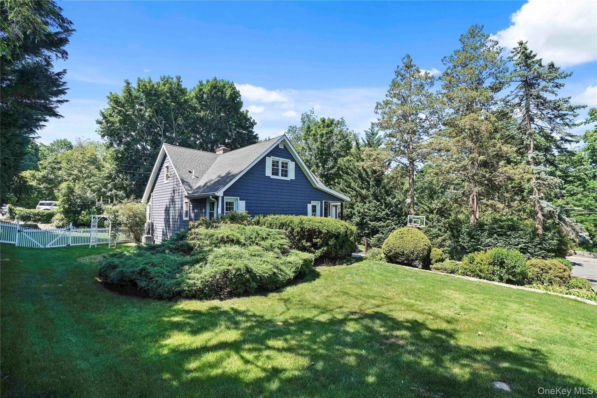 4 McKinley PL, Ardsley, NY 10502