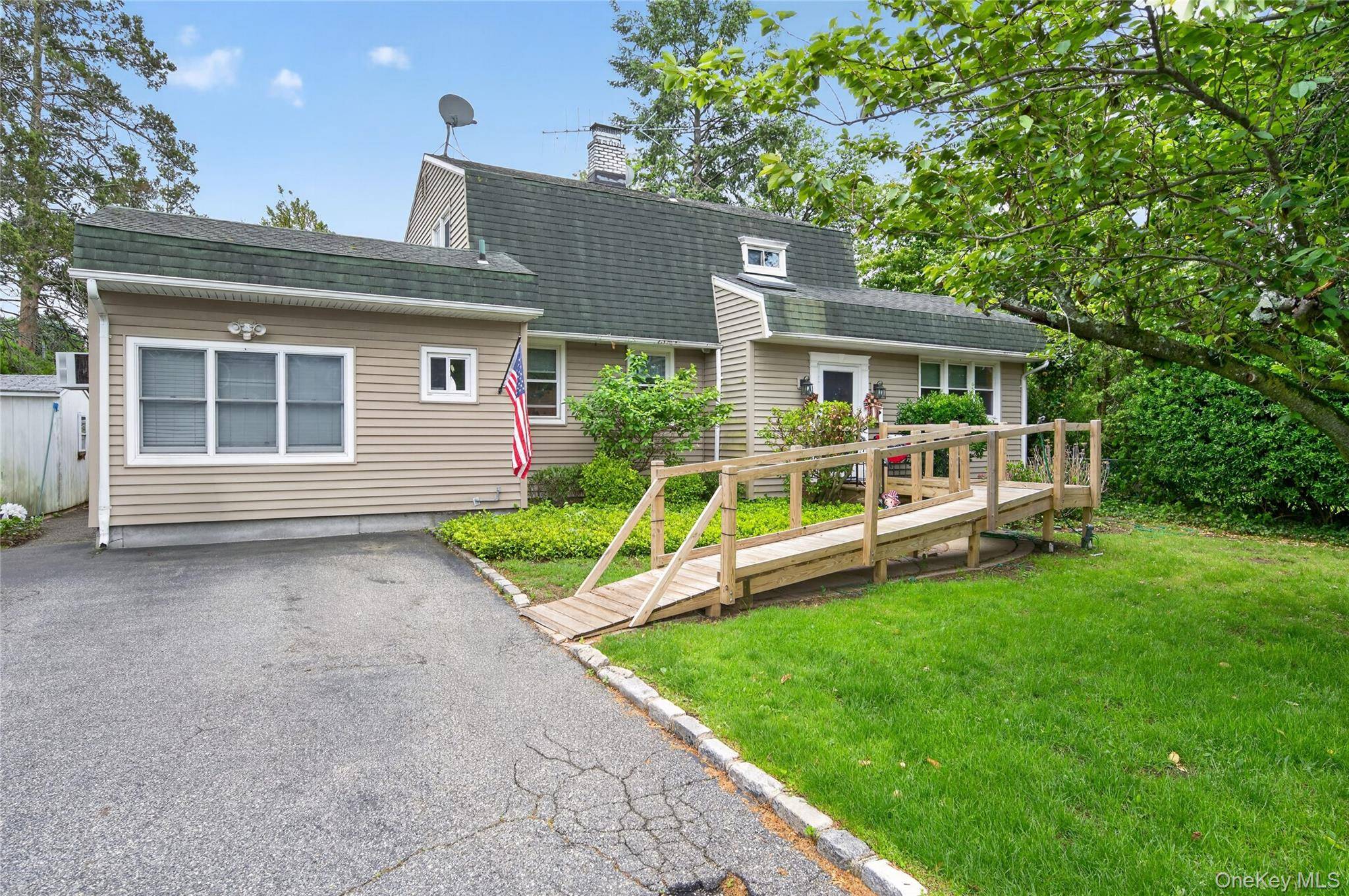 8 7th ST, Carle Place, NY 11514