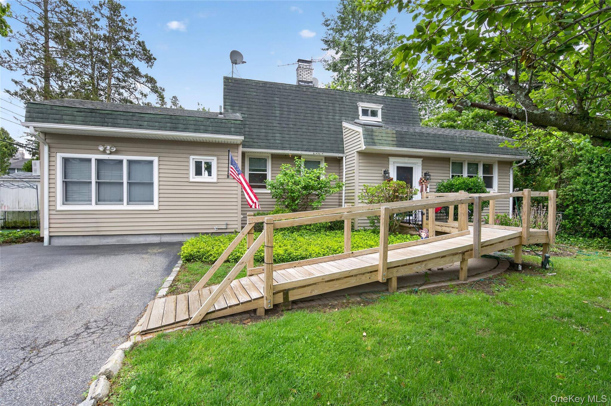 8 7th ST, Carle Place, NY 11514