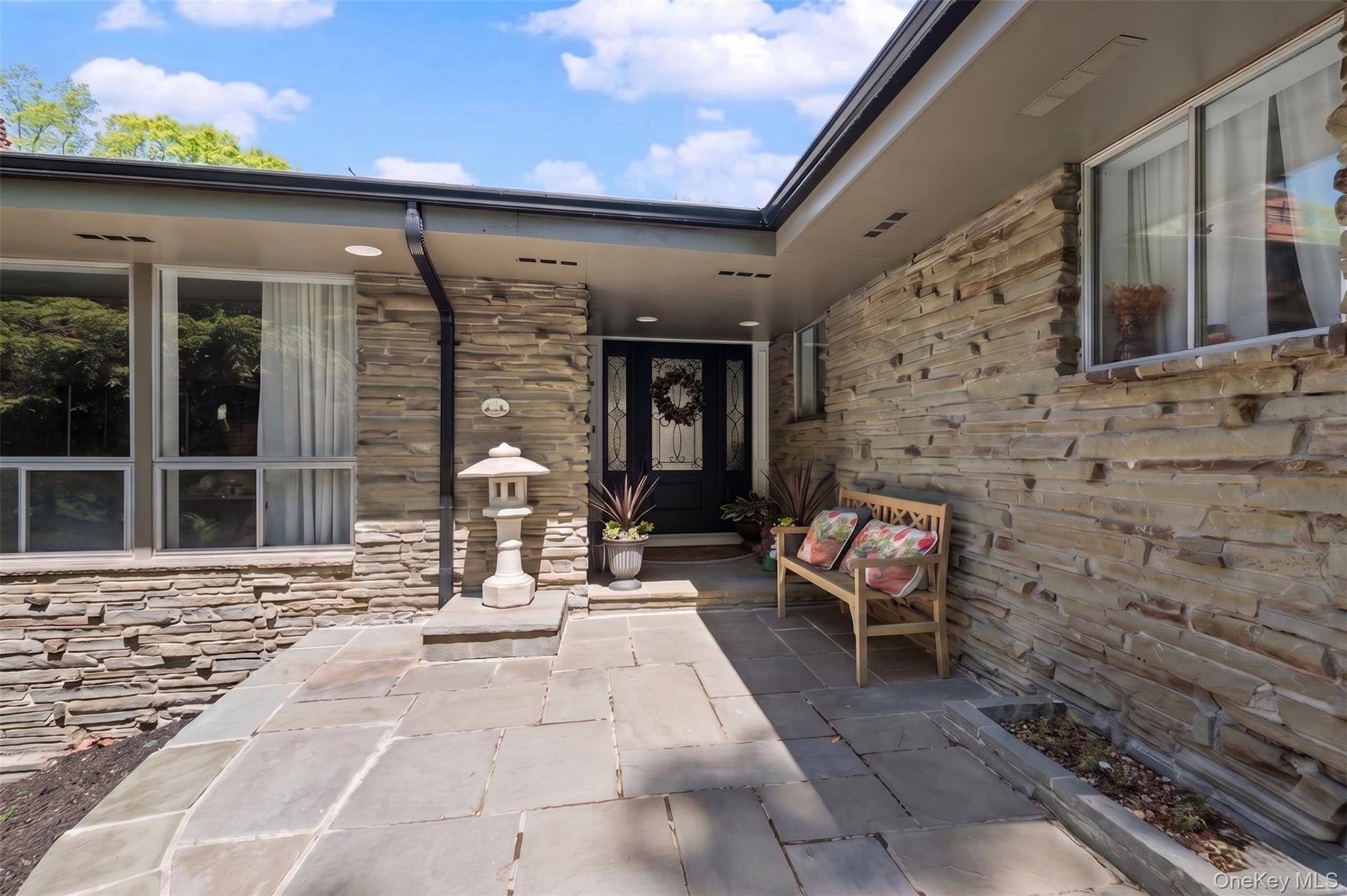 55 Rolling Hill LN, Old Westbury, NY 11568