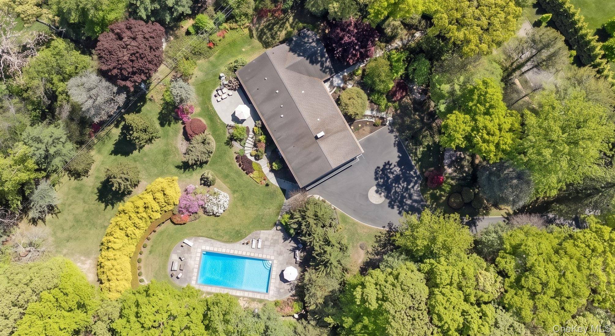 55 Rolling Hill LN, Old Westbury, NY 11568
