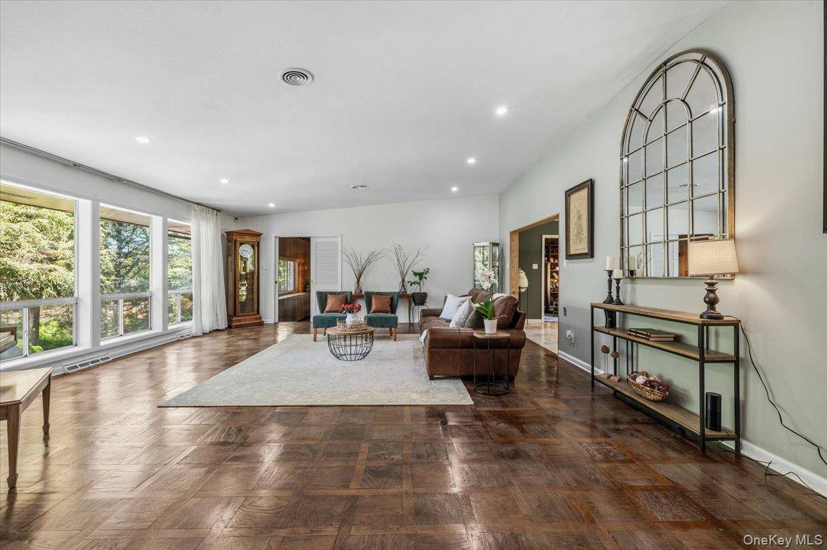 55 Rolling Hill LN, Old Westbury, NY 11568