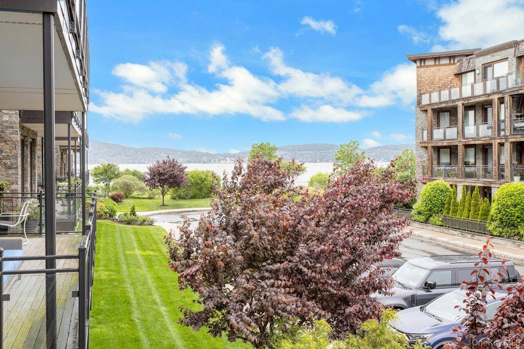 18 Rivers Edge DR #211, Tarrytown, NY 10591