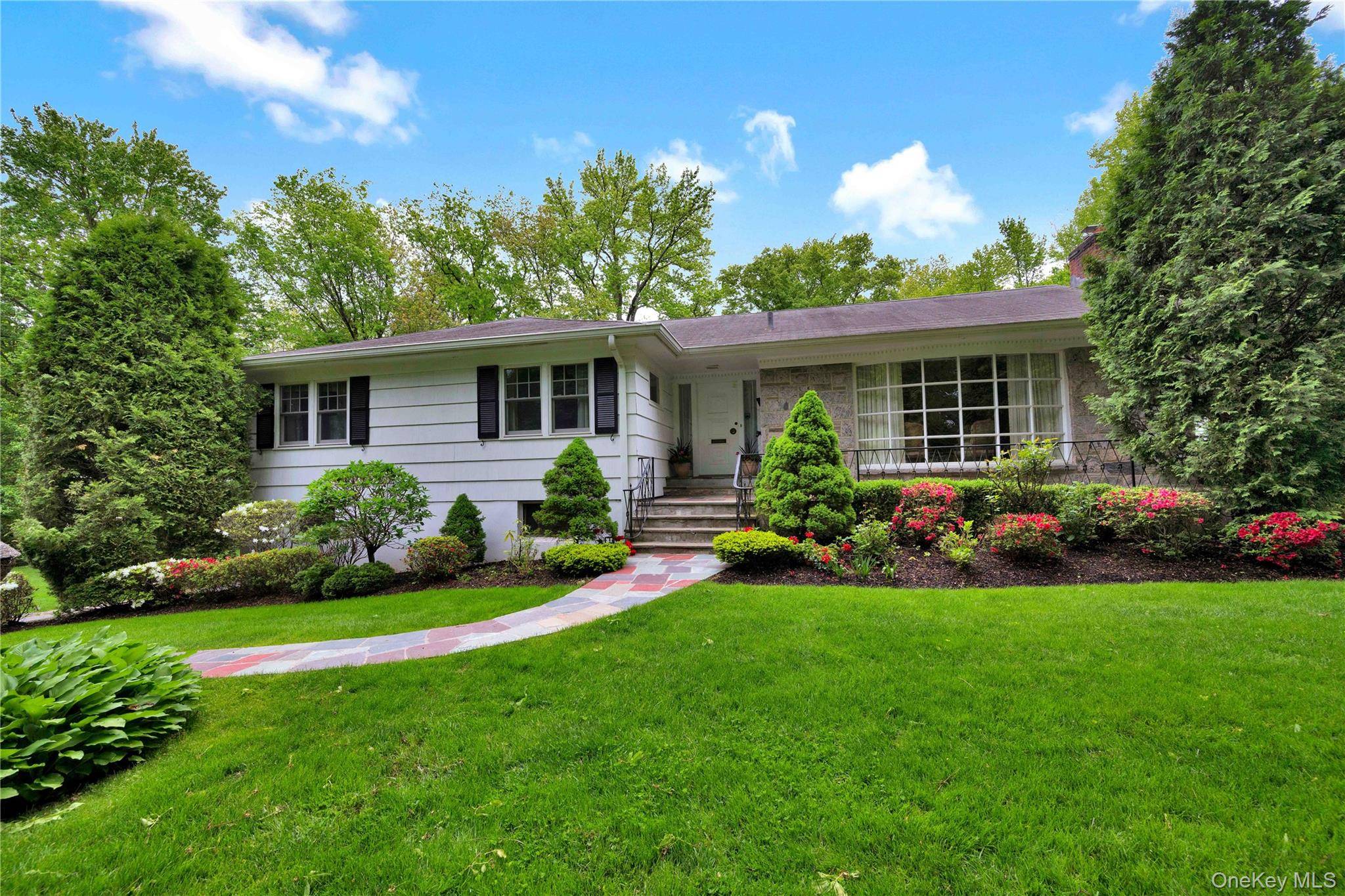 2 Bonnie Briar LN, Larchmont, NY 10538
