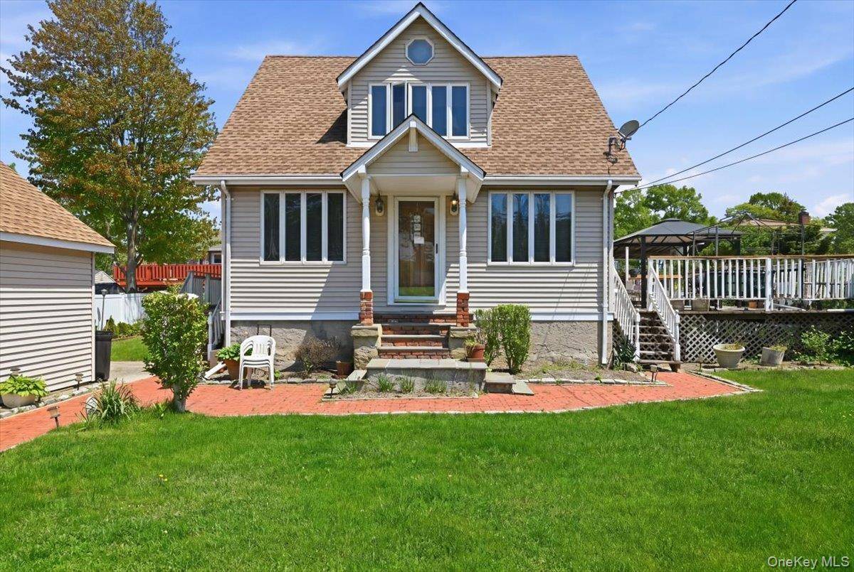 418 Myrtle AVE, West Islip, NY 11795