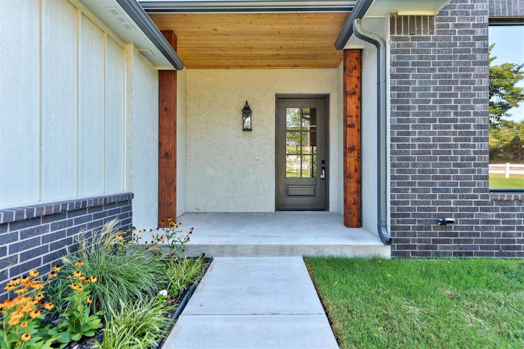 30 N Oaks RD, Harrah, OK 73045