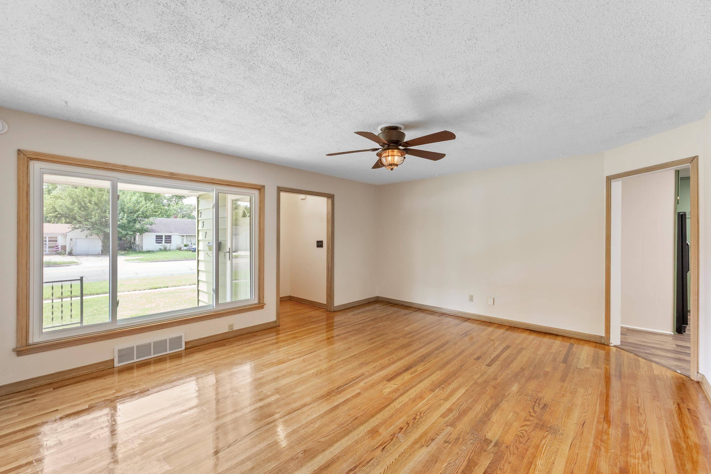 2379 S VOLUTSIA AVE, Wichita, KS 67211