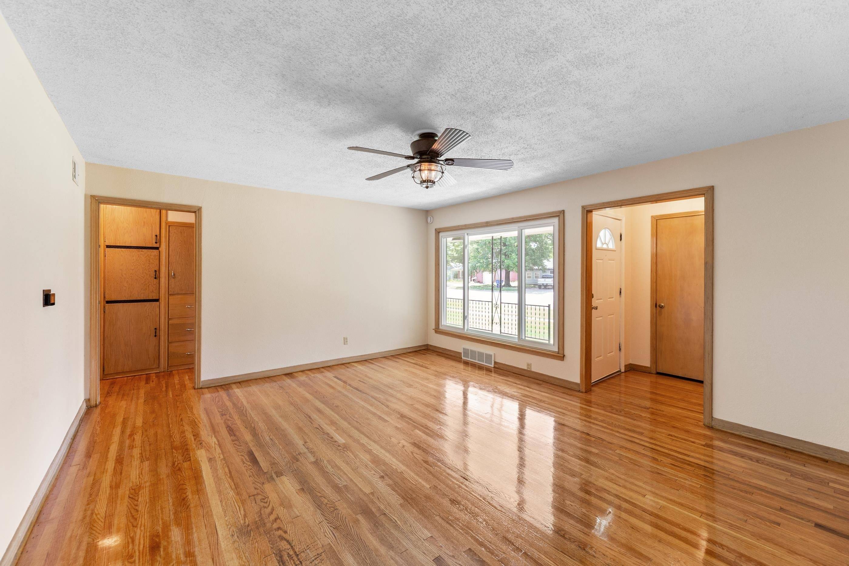 2379 S VOLUTSIA AVE, Wichita, KS 67211