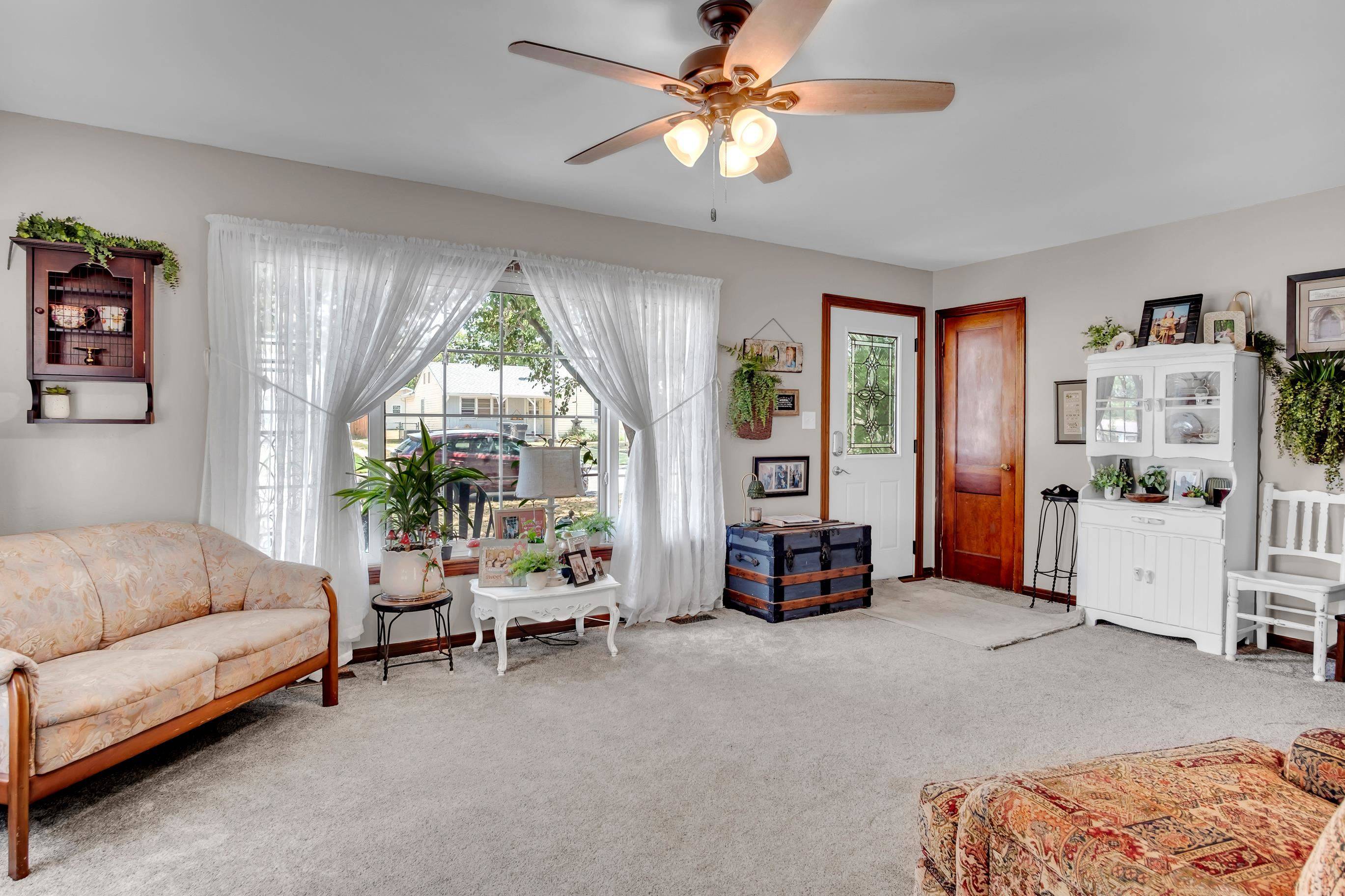 515 S High St, Newton, KS 67114