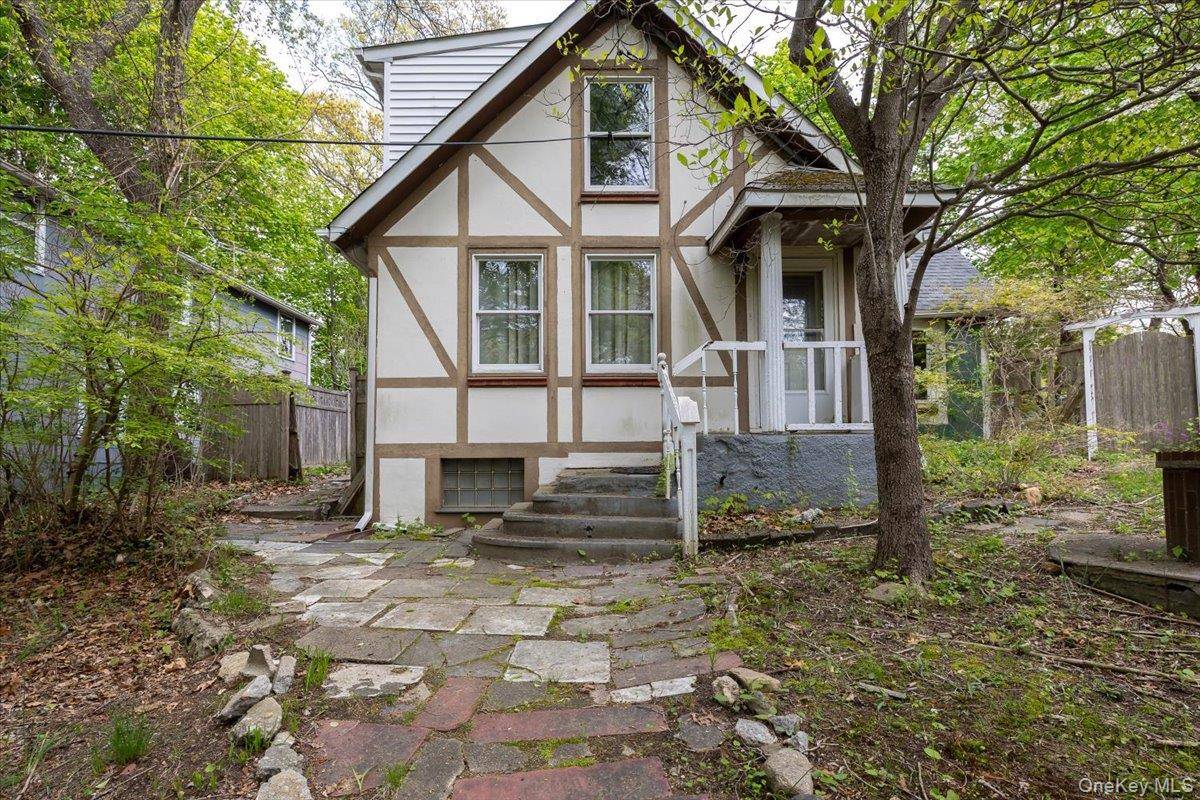 7 Amagansett DR, Sound Beach, NY 11789