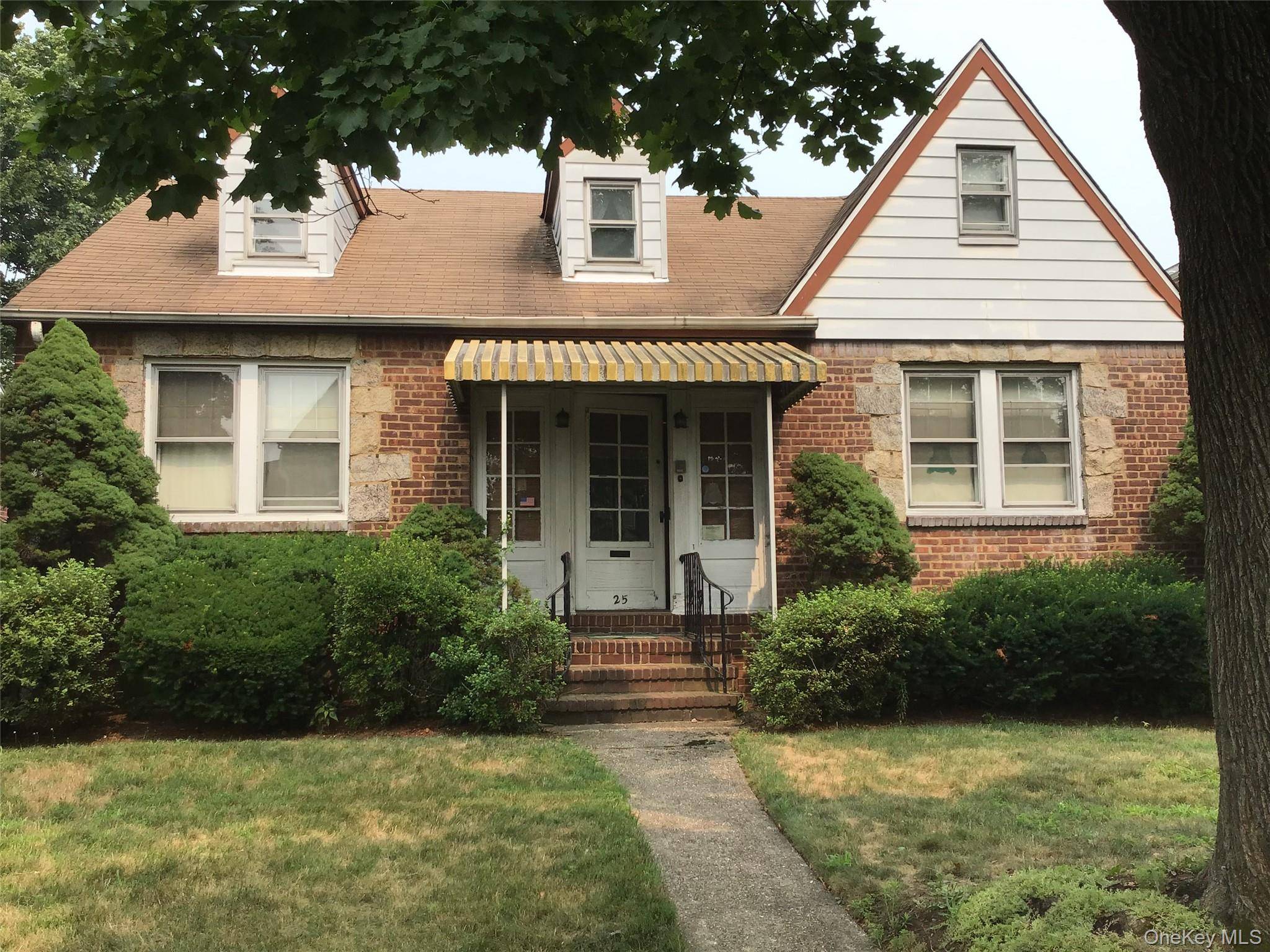 25 Collins AVE, Williston Park, NY 11596