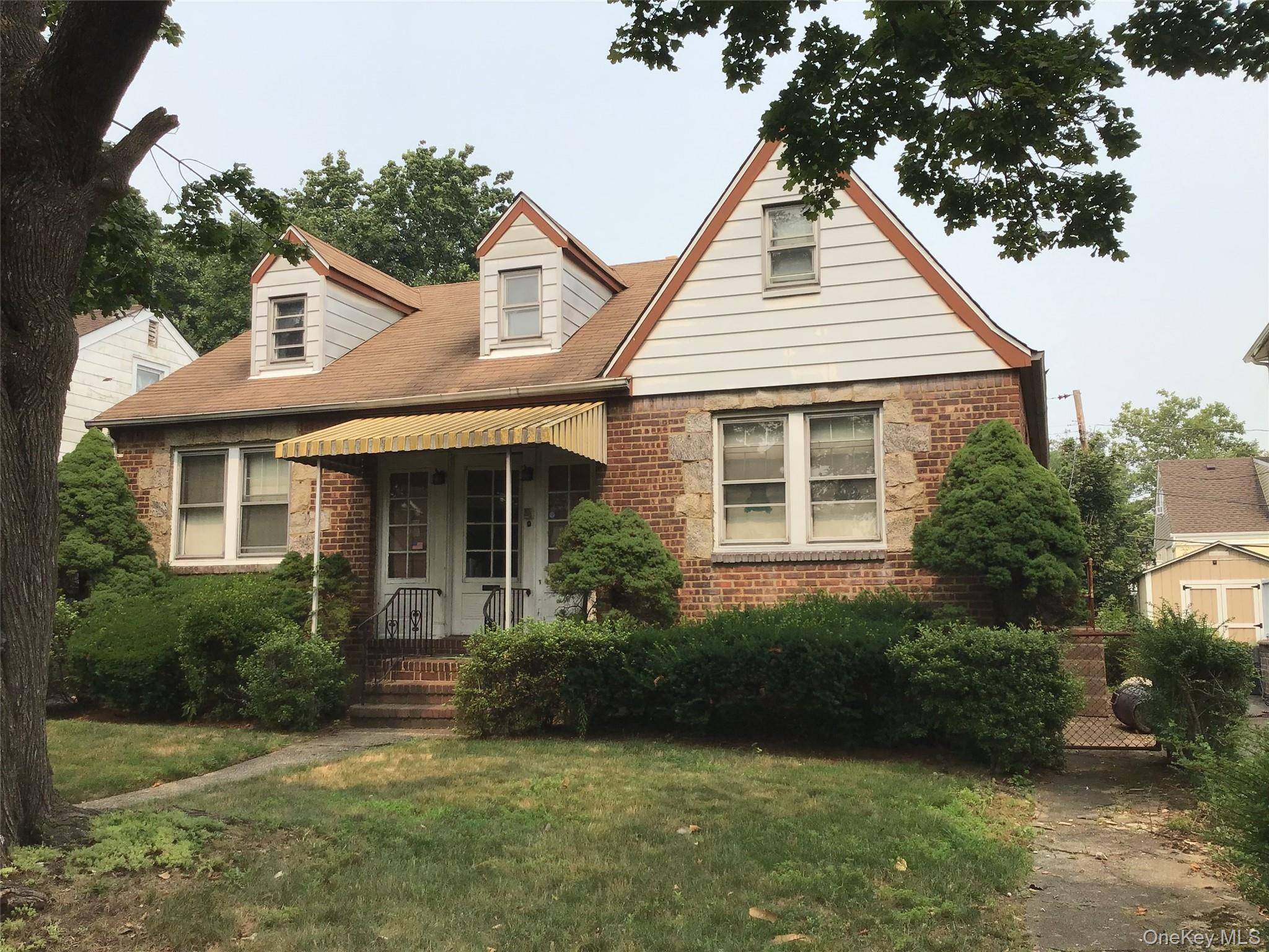 25 Collins AVE, Williston Park, NY 11596