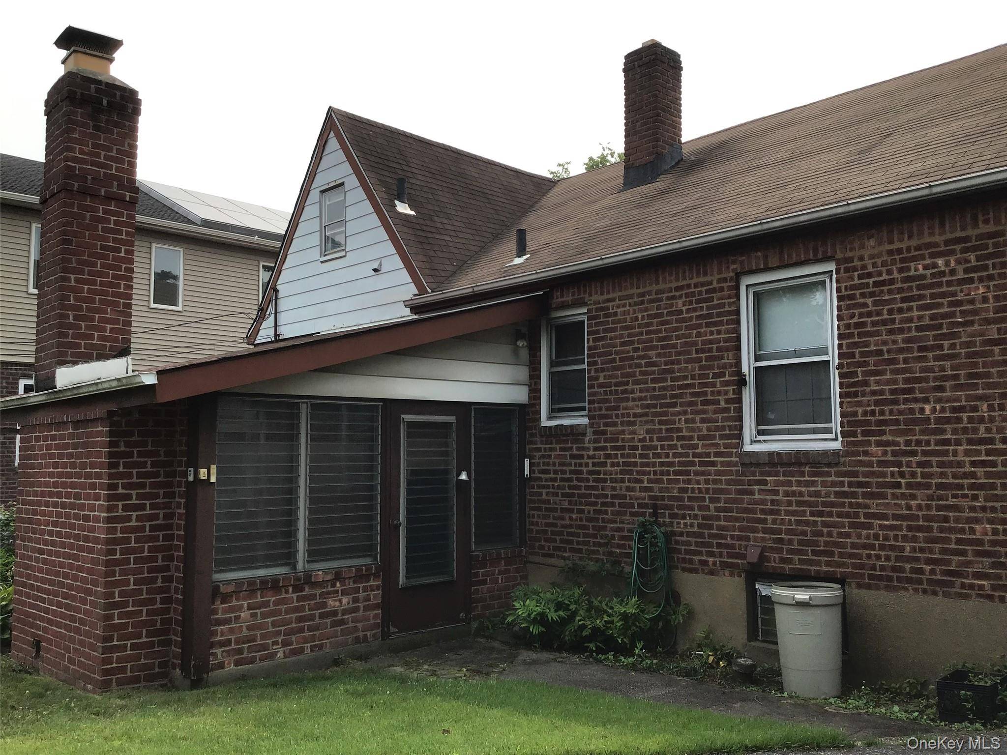 25 Collins AVE, Williston Park, NY 11596