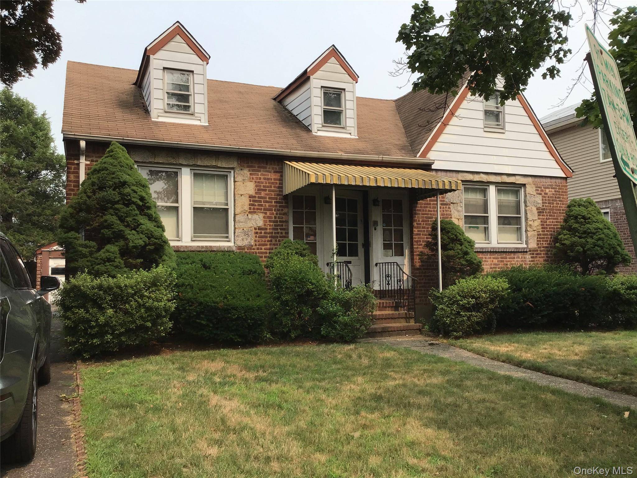 25 Collins AVE, Williston Park, NY 11596