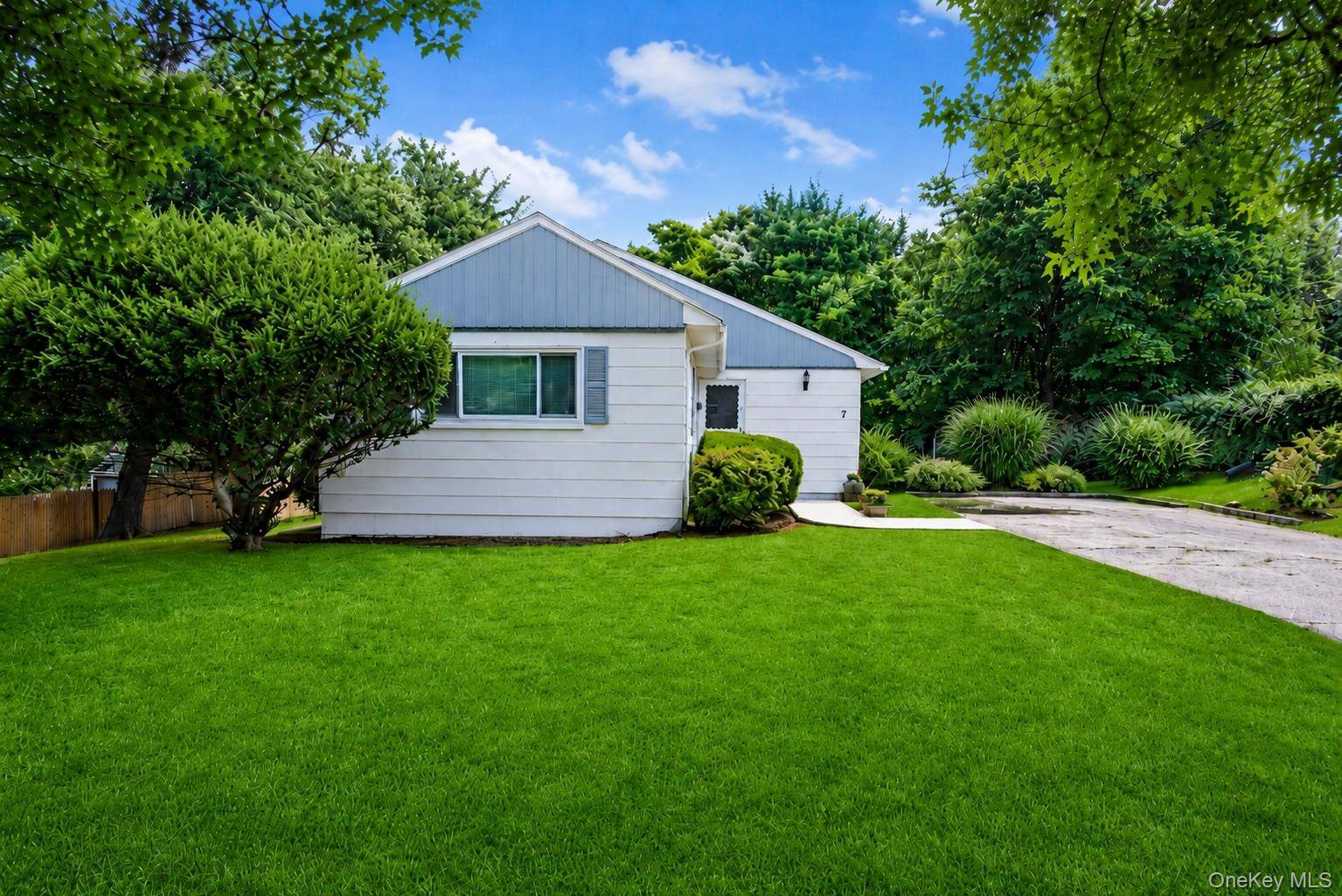 7 Tudor PL, Hartsdale, NY 10530
