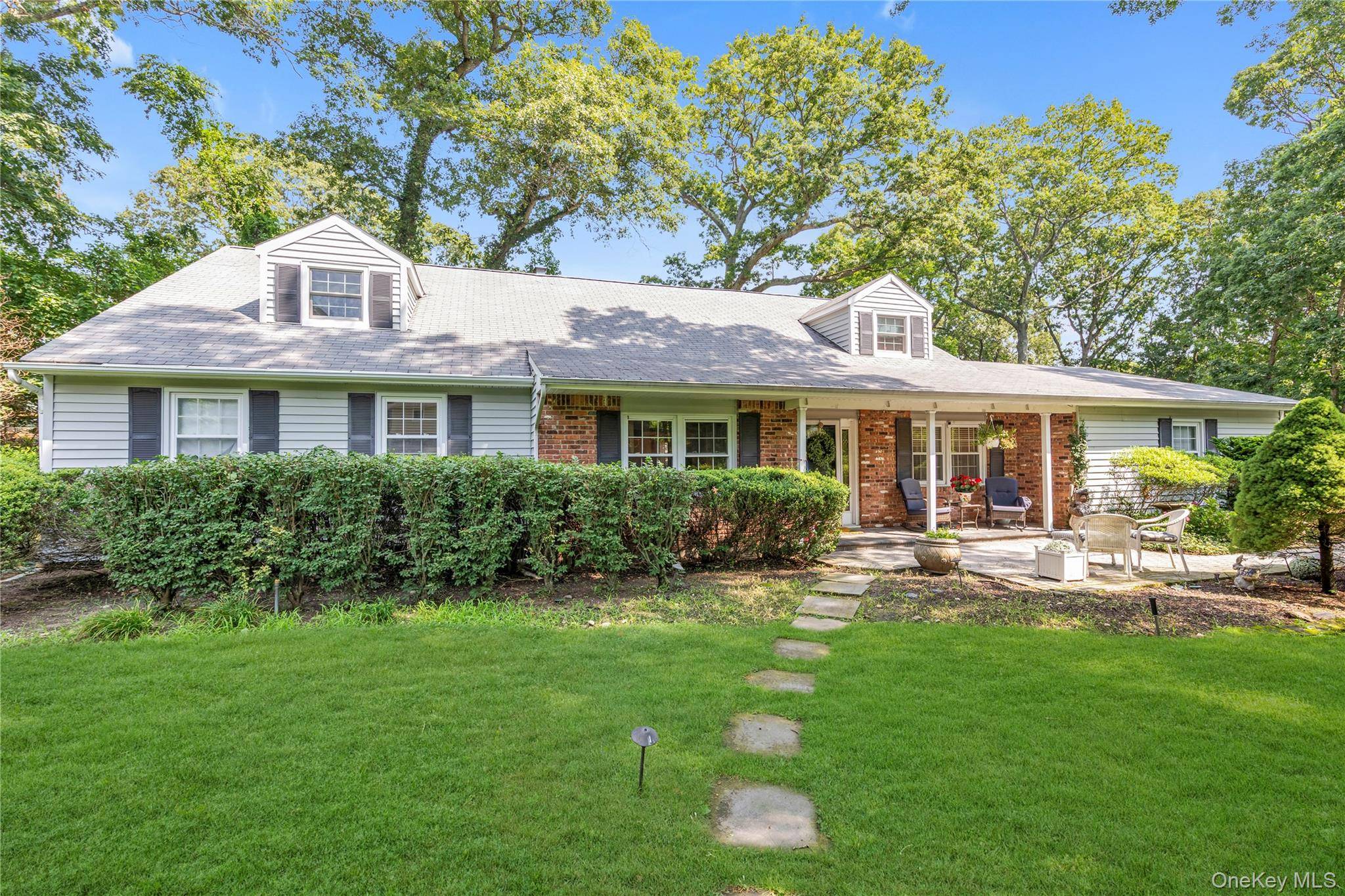 2 Sandpiper LN, Northport, NY 11768