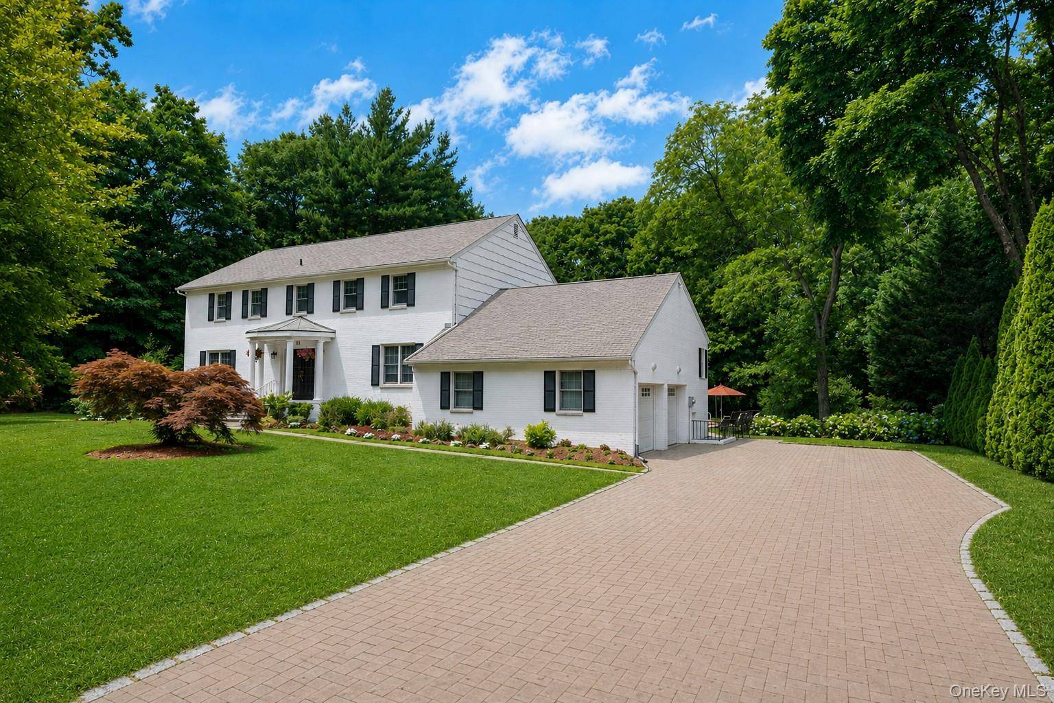 16 Hearthstone CIR, Scarsdale, NY 10583