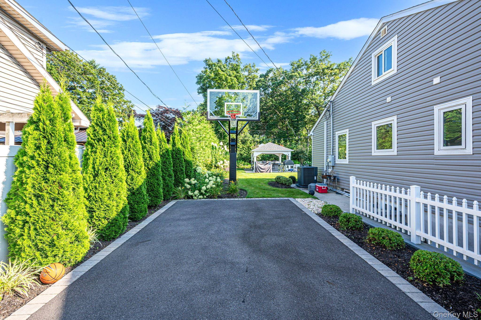 61 Lauren AVE, Dix Hills, NY 11746