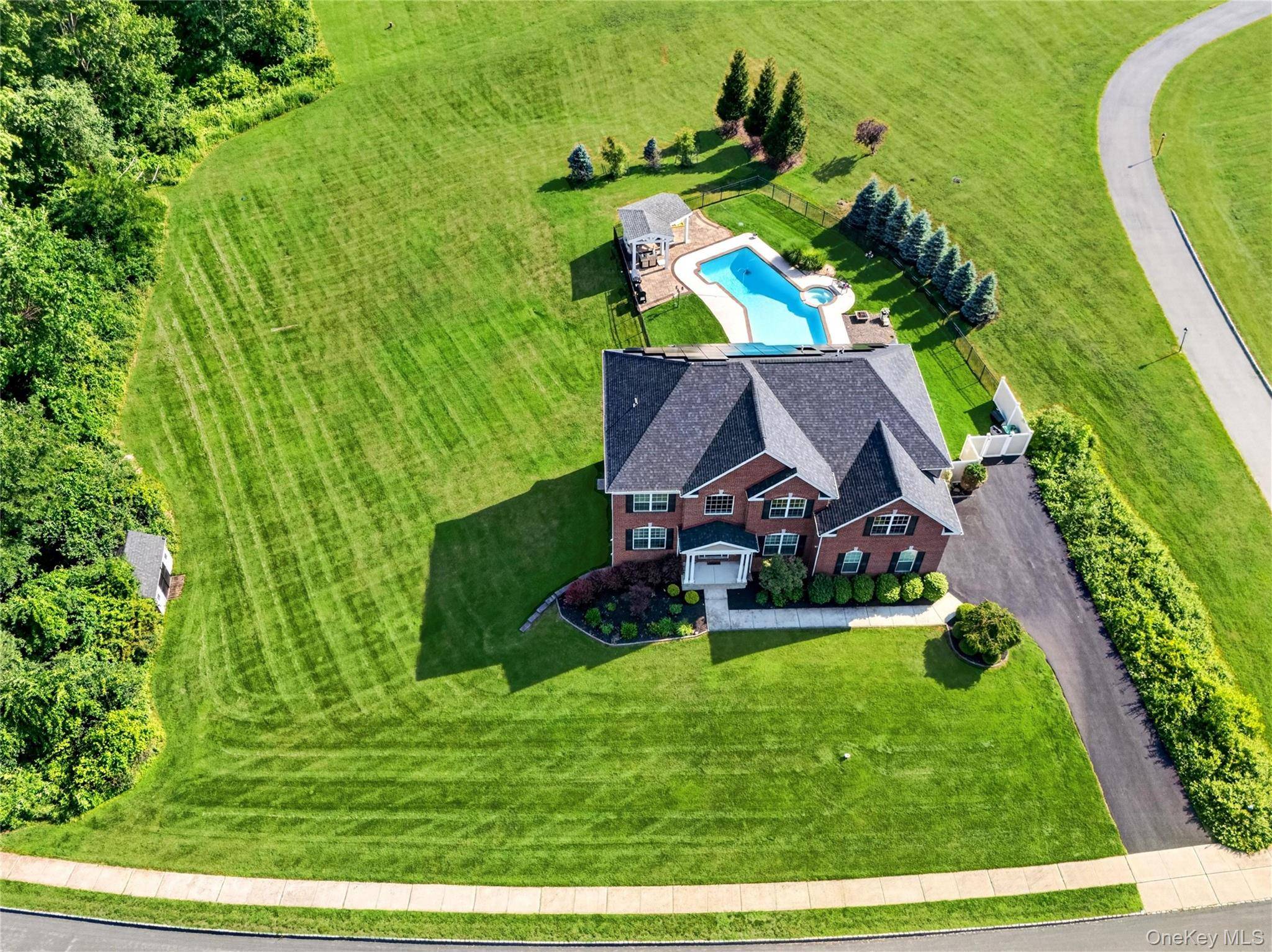 33 Luthien Forest RD, New Windsor, NY 12553
