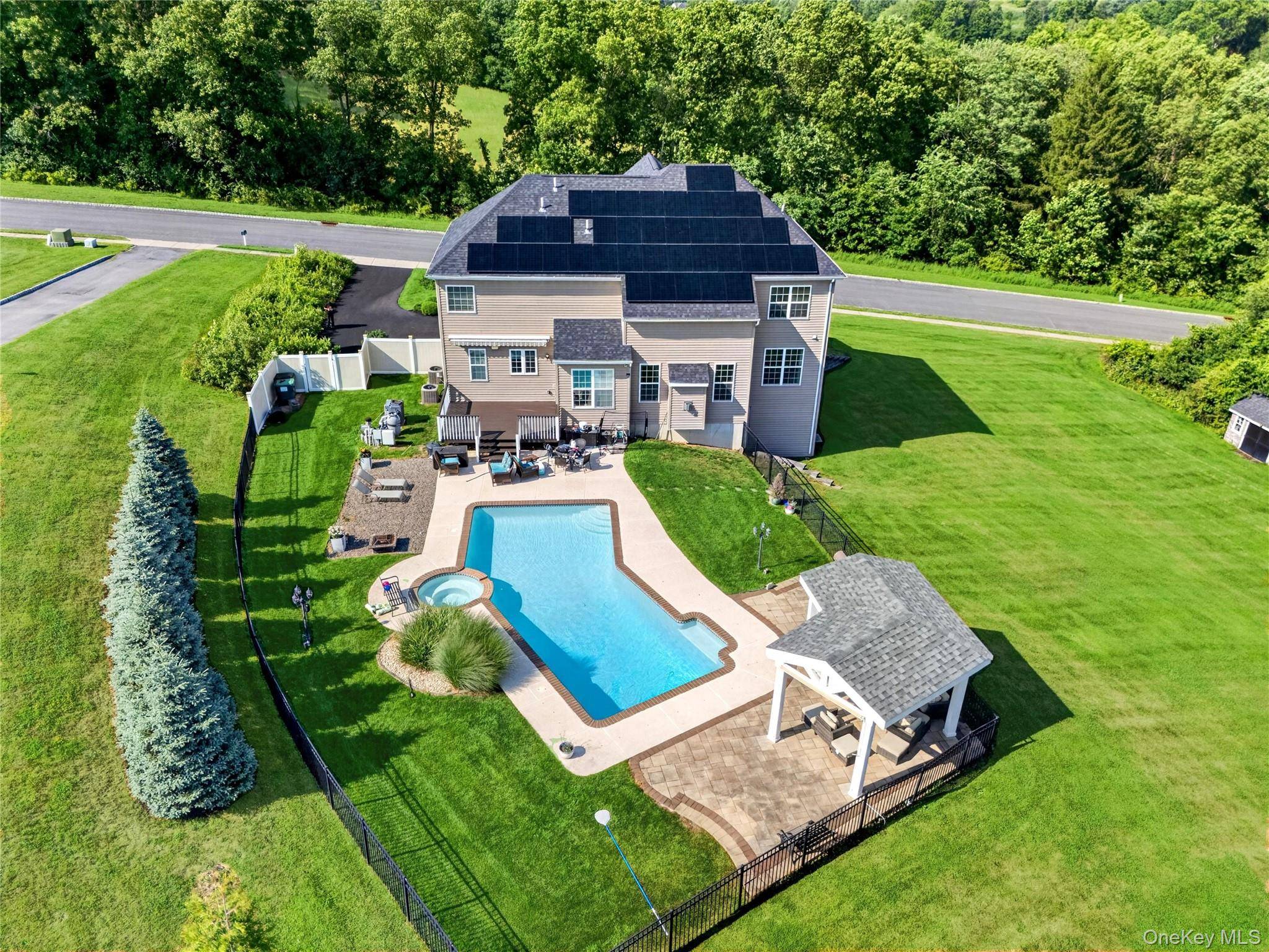 33 Luthien Forest RD, New Windsor, NY 12553