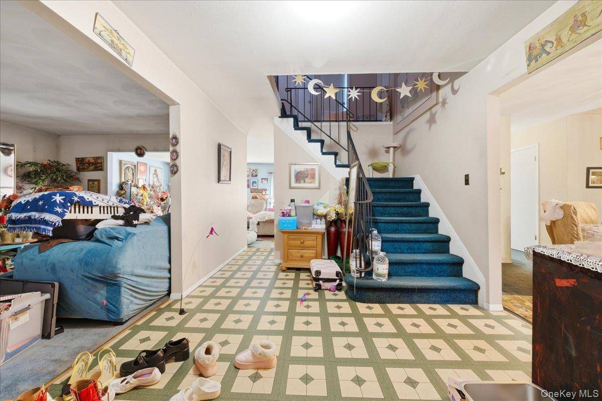 7 Apple Blossom LN, Patchogue, NY 11772