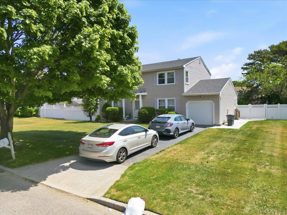 7 Apple Blossom LN, Patchogue, NY 11772