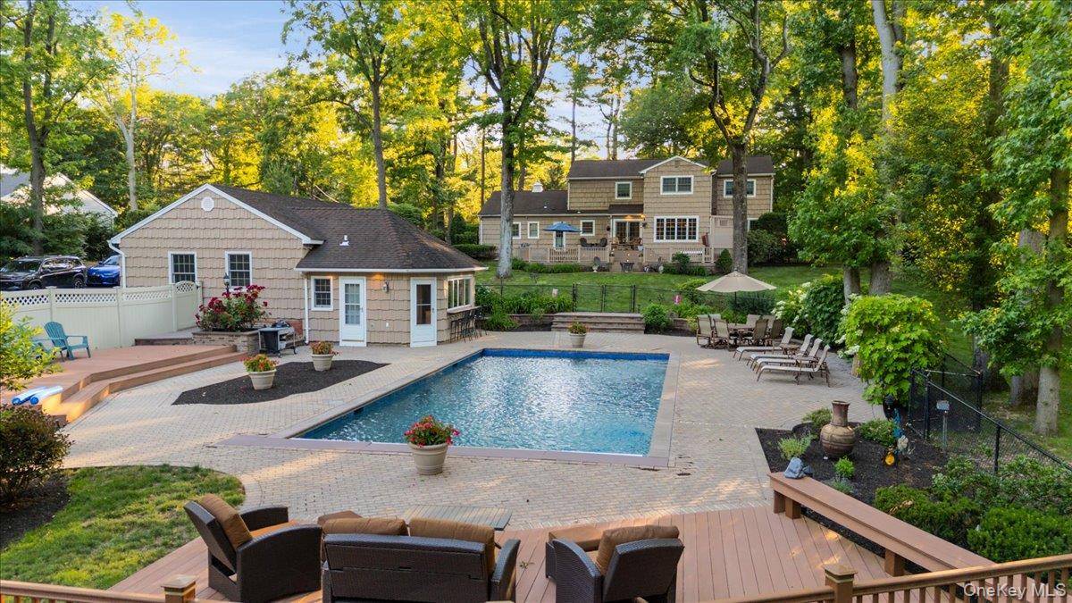 96 Plainview RD, Woodbury, NY 11797