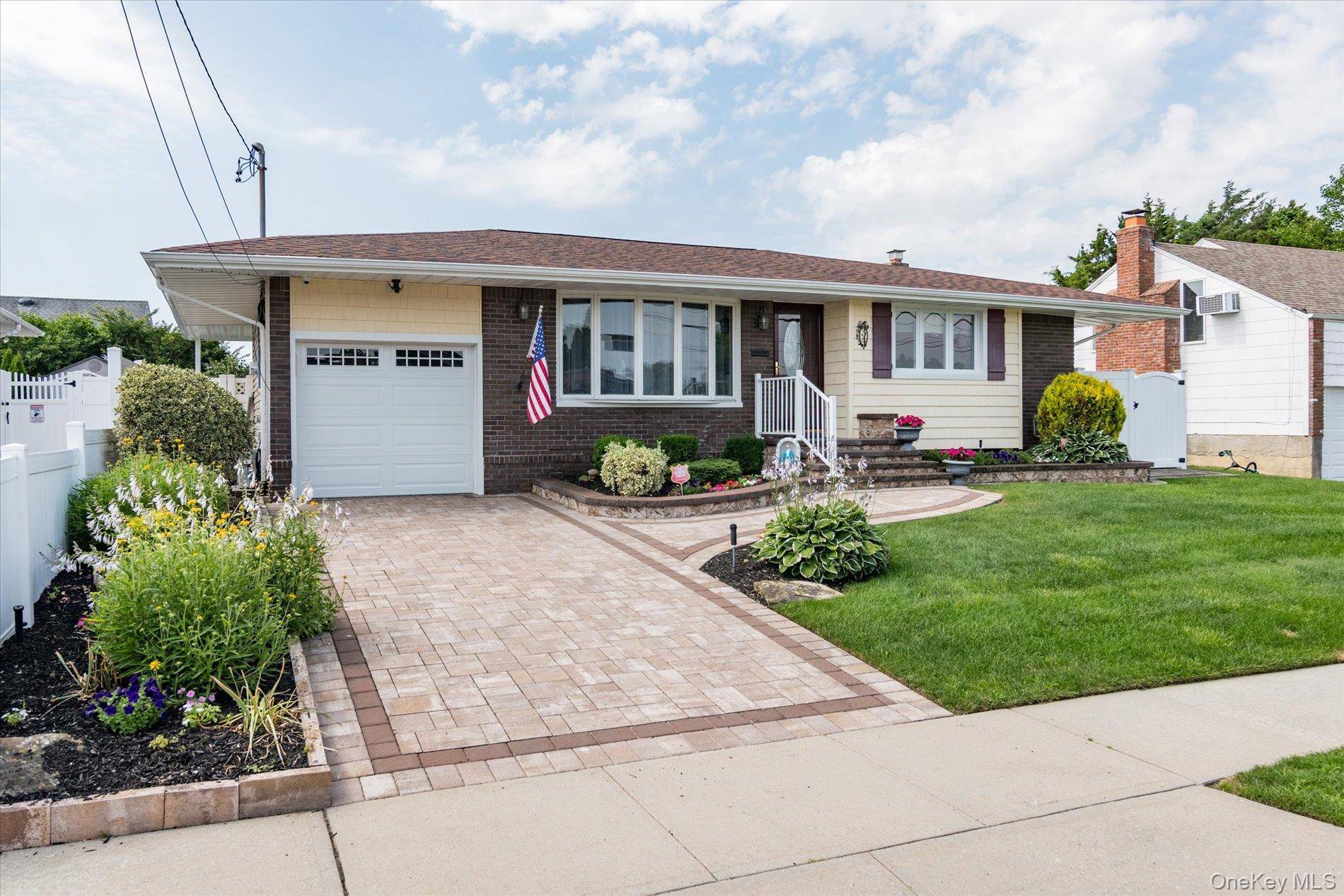 34 1st AVE, Farmingdale, NY 11735