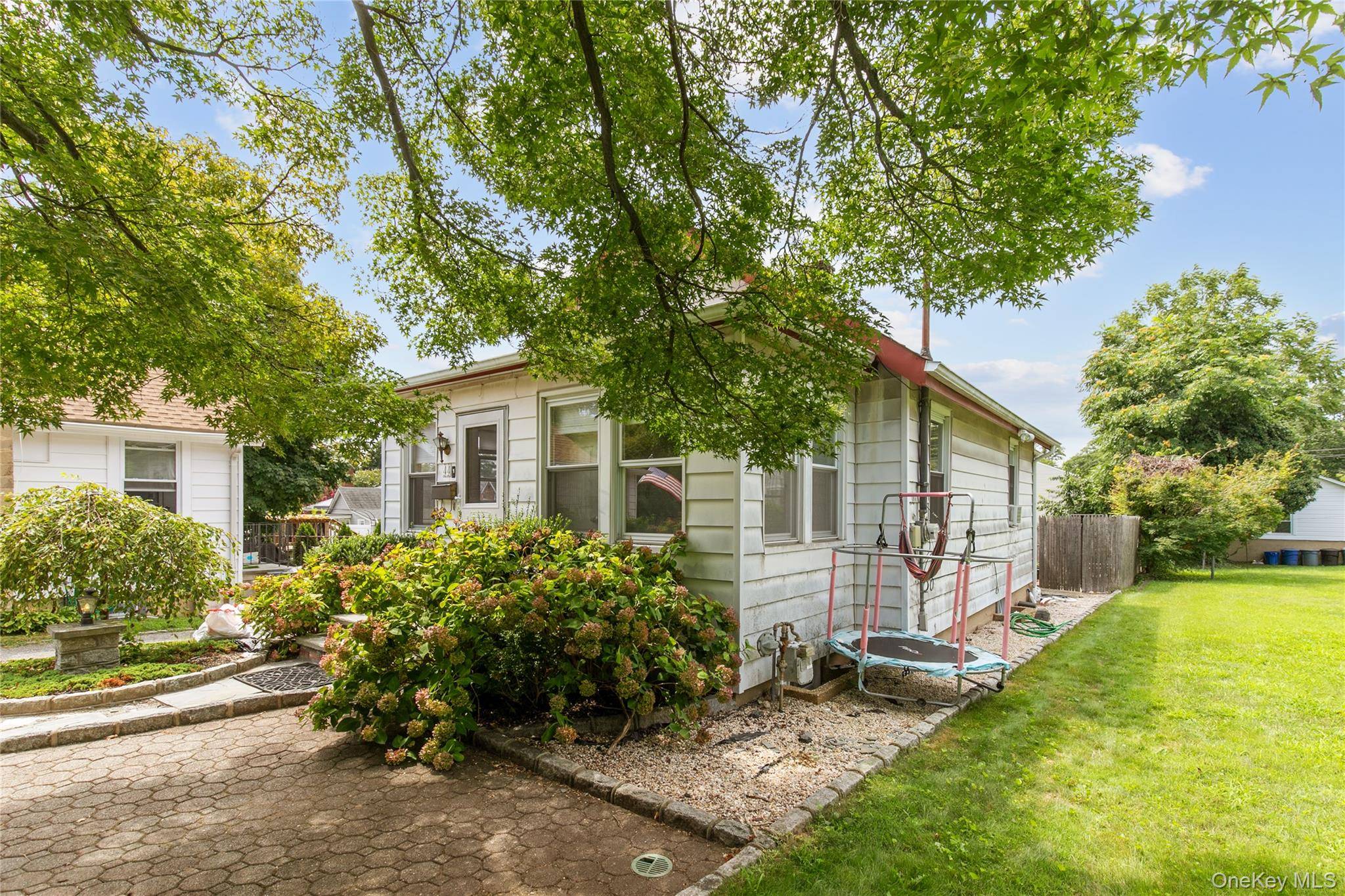 44 Perry AVE, Bayville, NY 11709