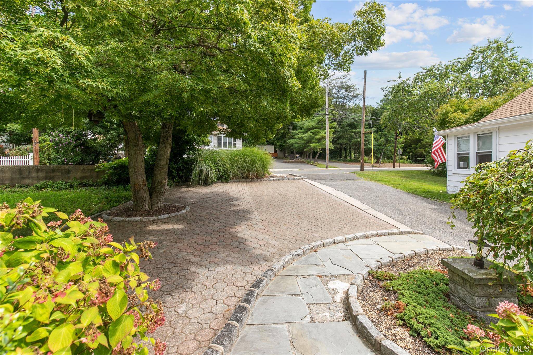 44 Perry AVE, Bayville, NY 11709