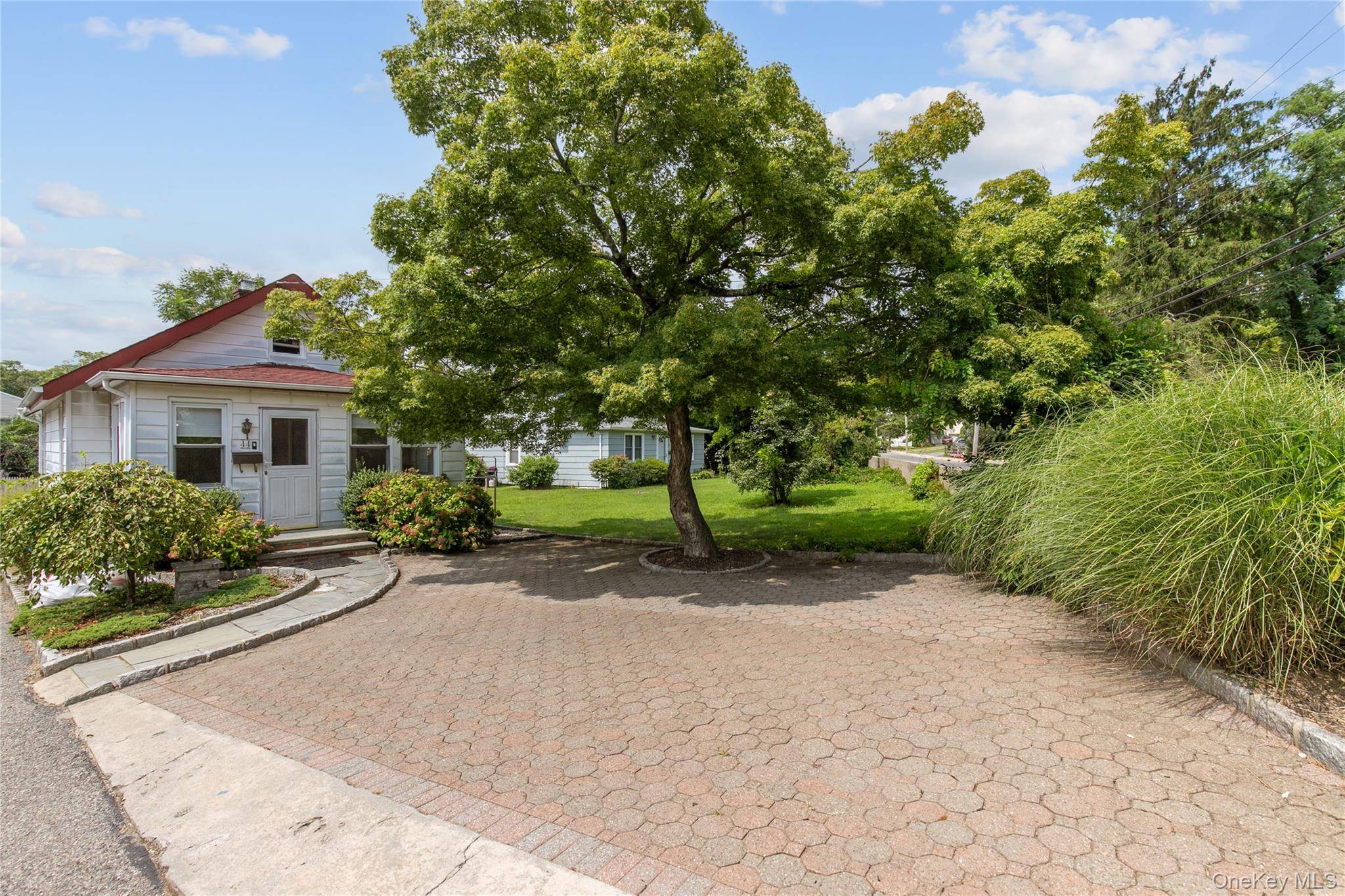 44 Perry AVE, Bayville, NY 11709