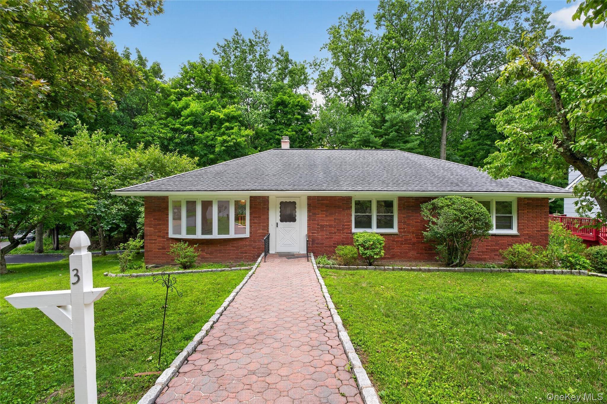 3 Greenwood LN, White Plains, NY 10607