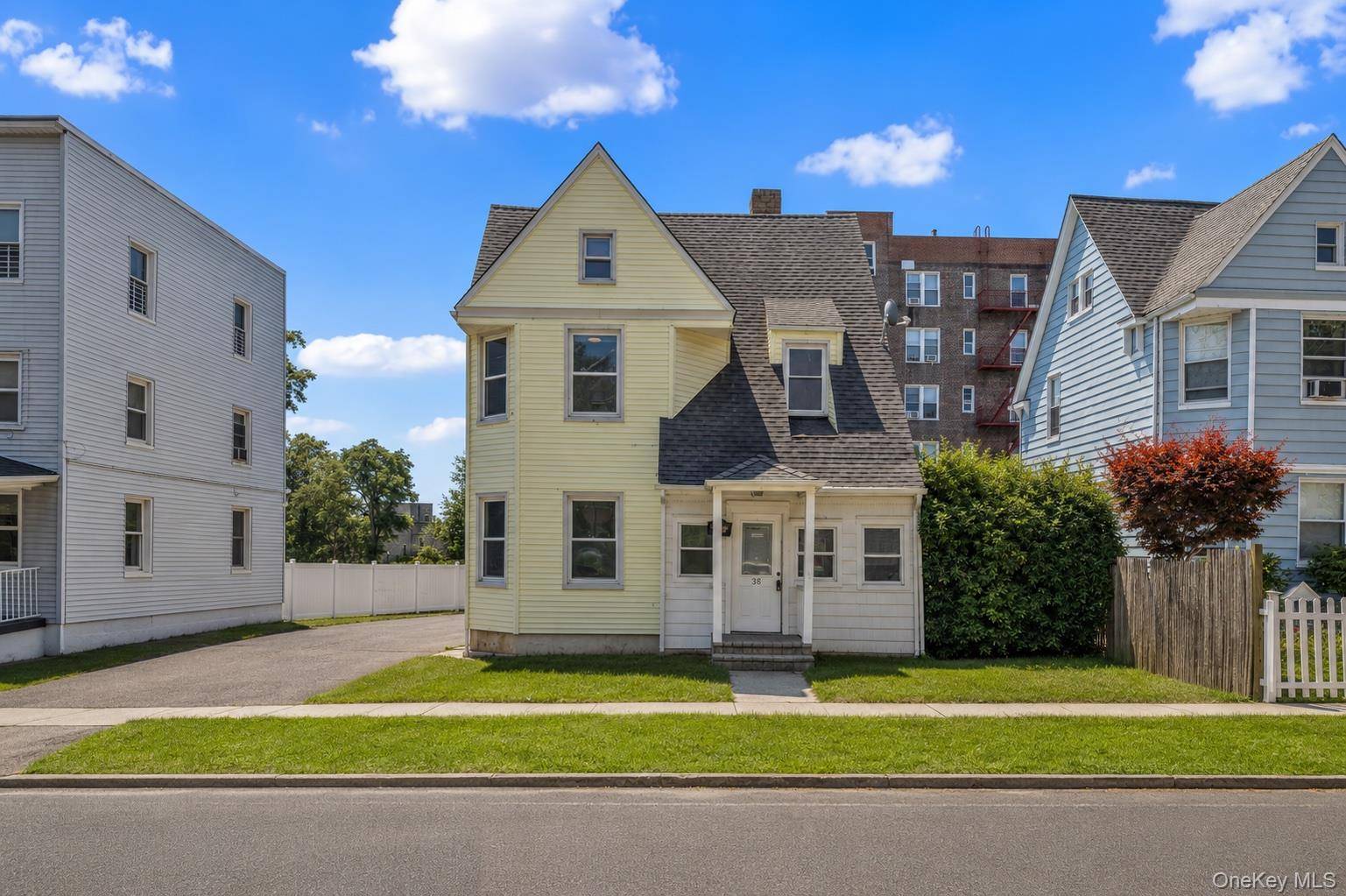38 Trinity PL, New Rochelle, NY 10805