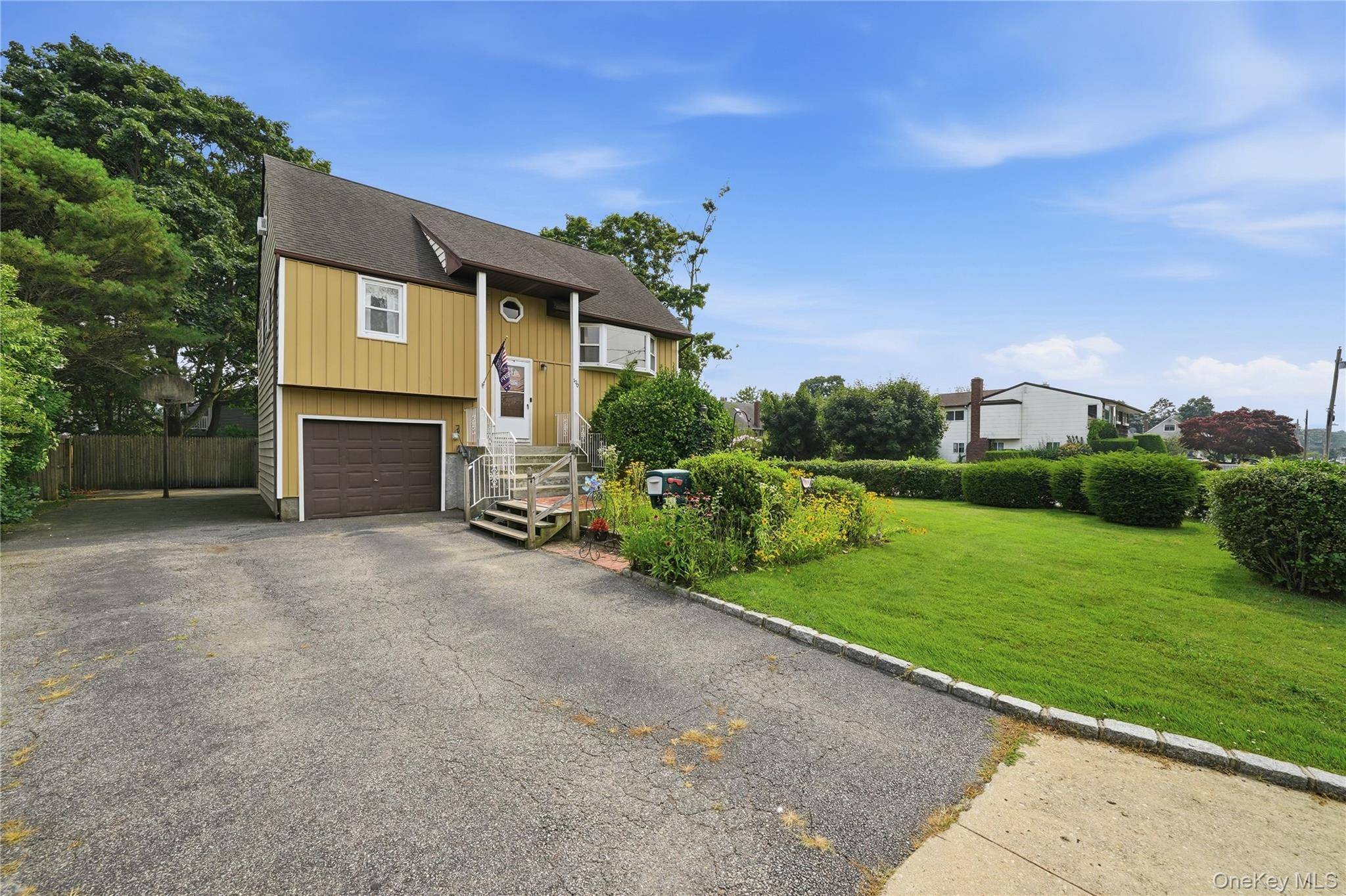 100 Harrisburg ST, Bay Shore, NY 11706