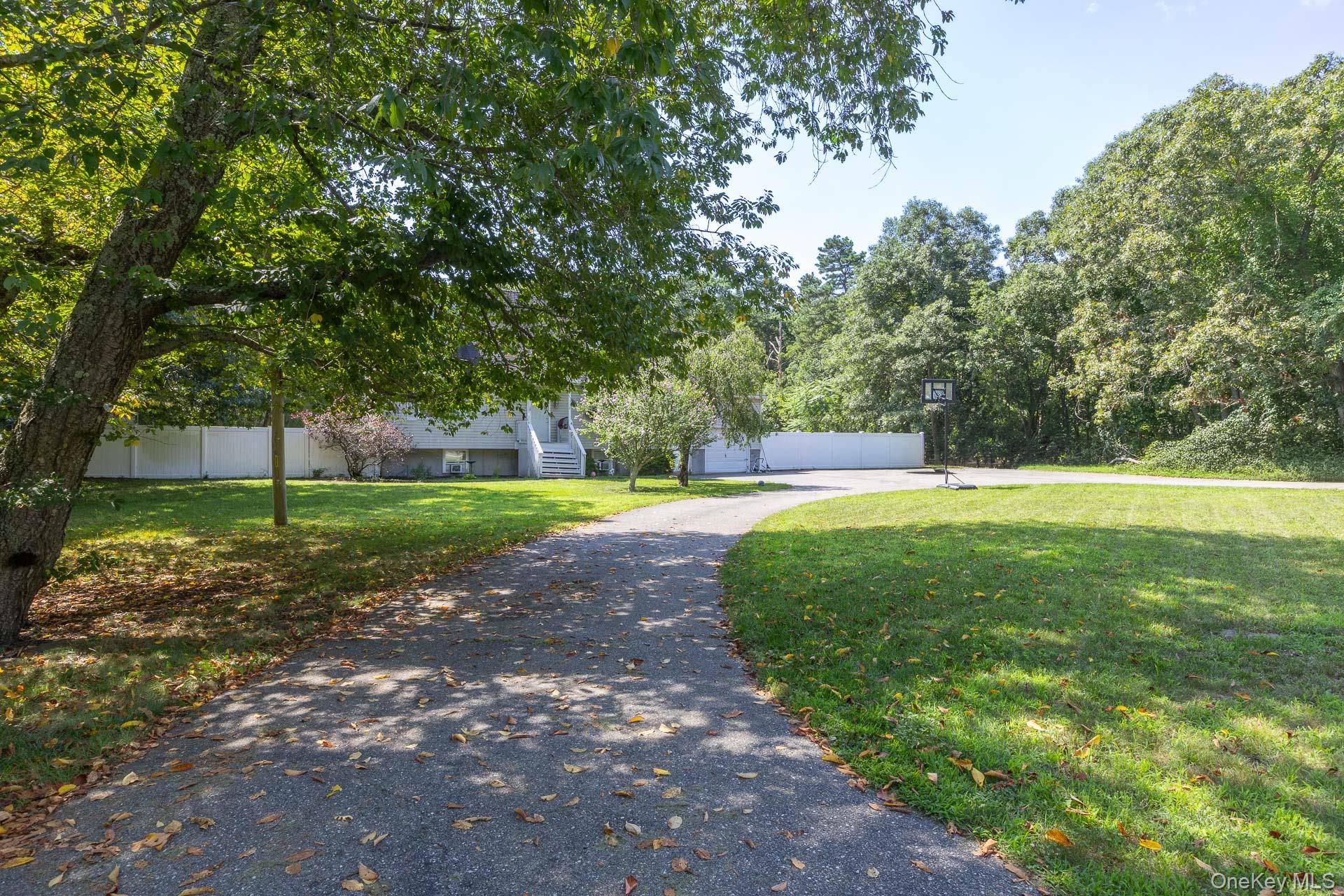 312 Peconic AVE, Medford, NY 11763