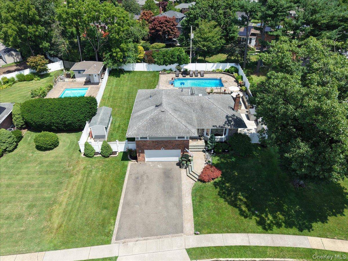 32 Lark DR, Woodbury, NY 11797