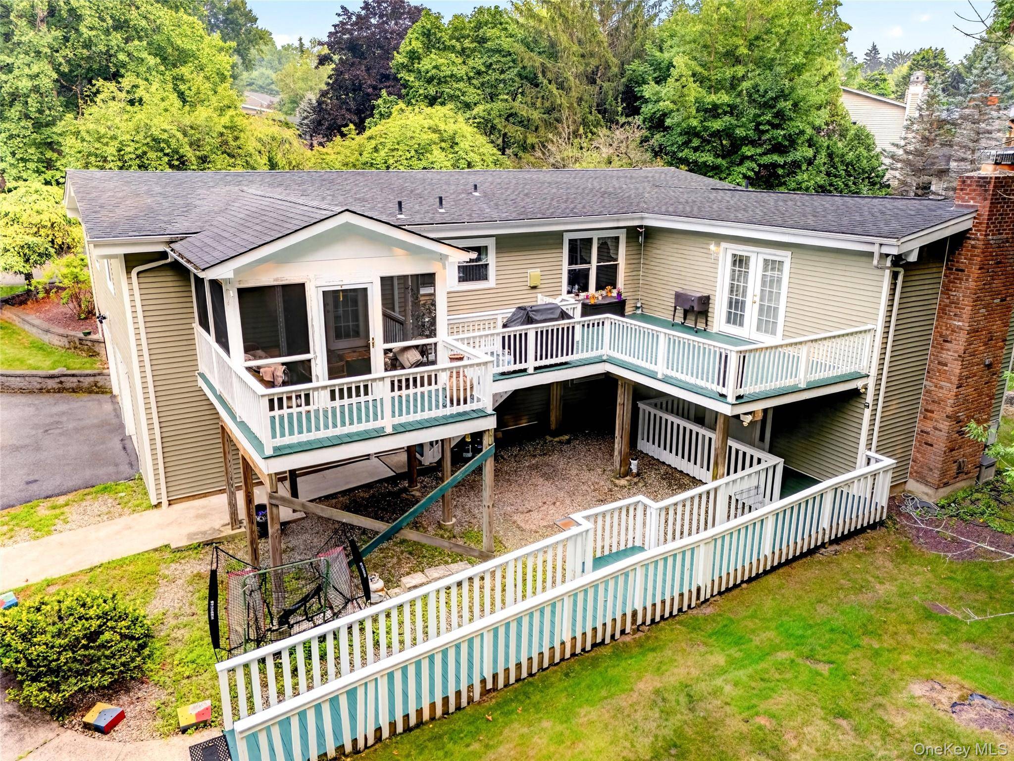 105 Robinhood LN, West Nyack, NY 10994