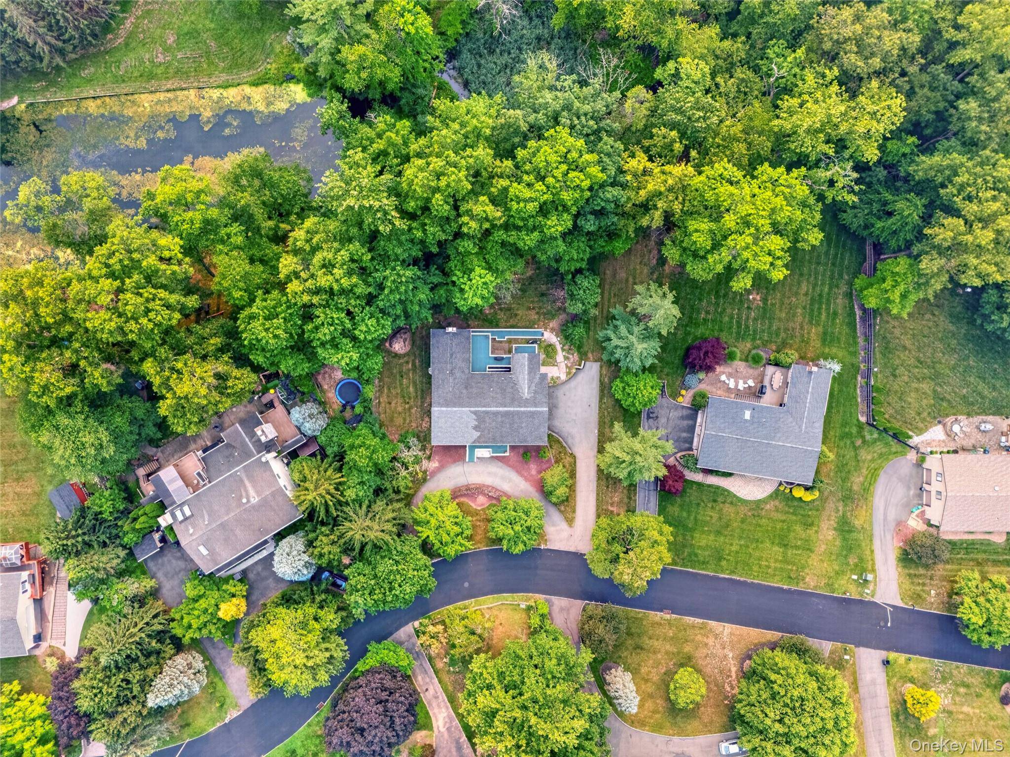 105 Robinhood LN, West Nyack, NY 10994