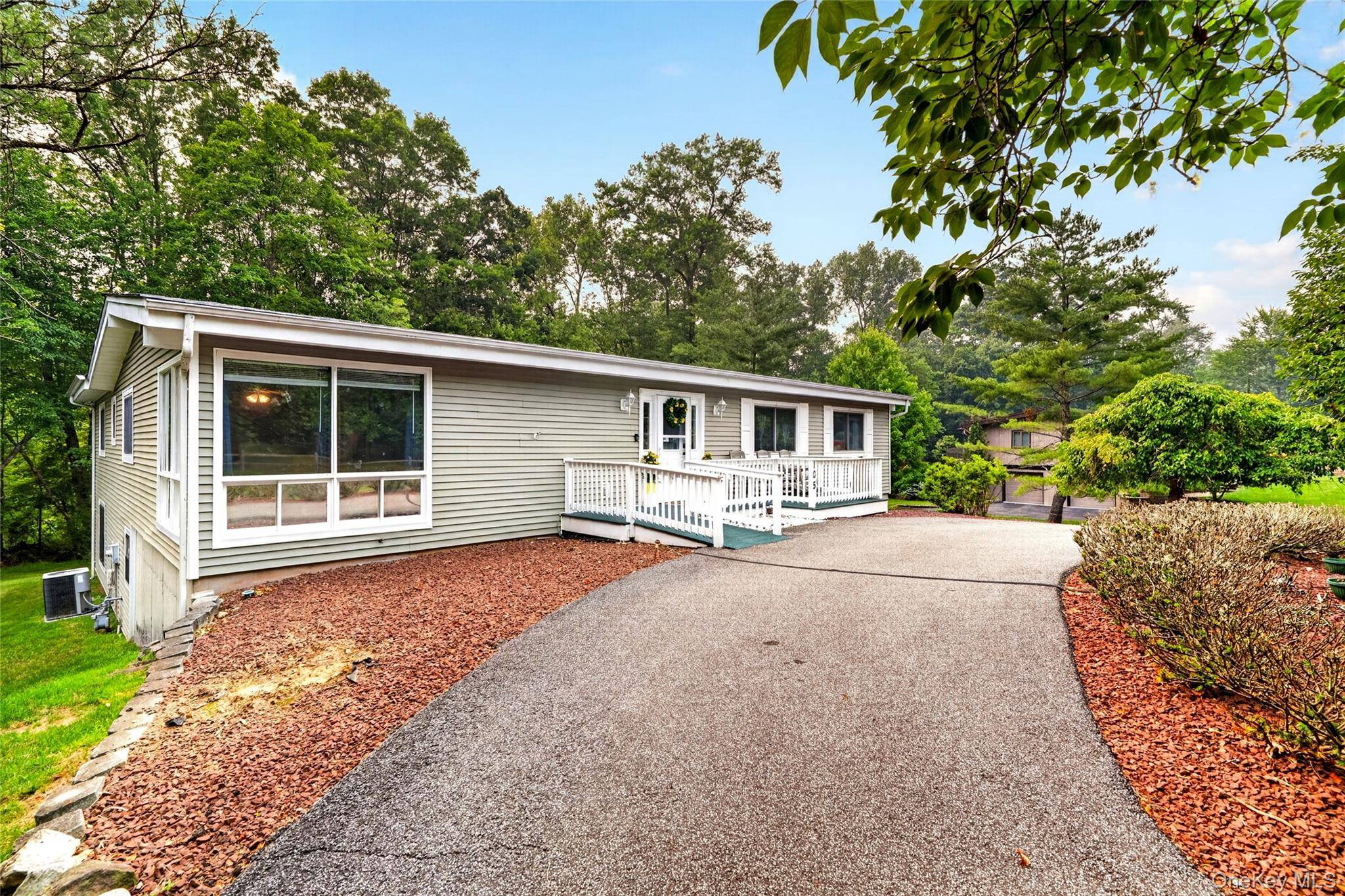 105 Robinhood LN, West Nyack, NY 10994