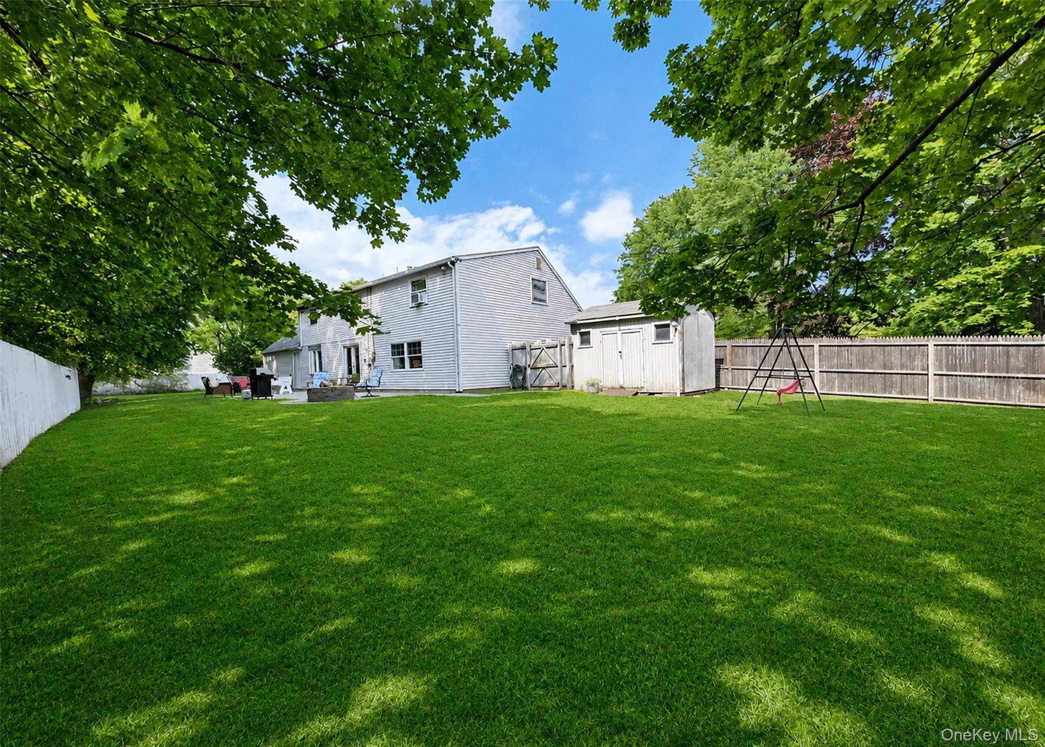 30 Hackberry LN, Holbrook, NY 11741