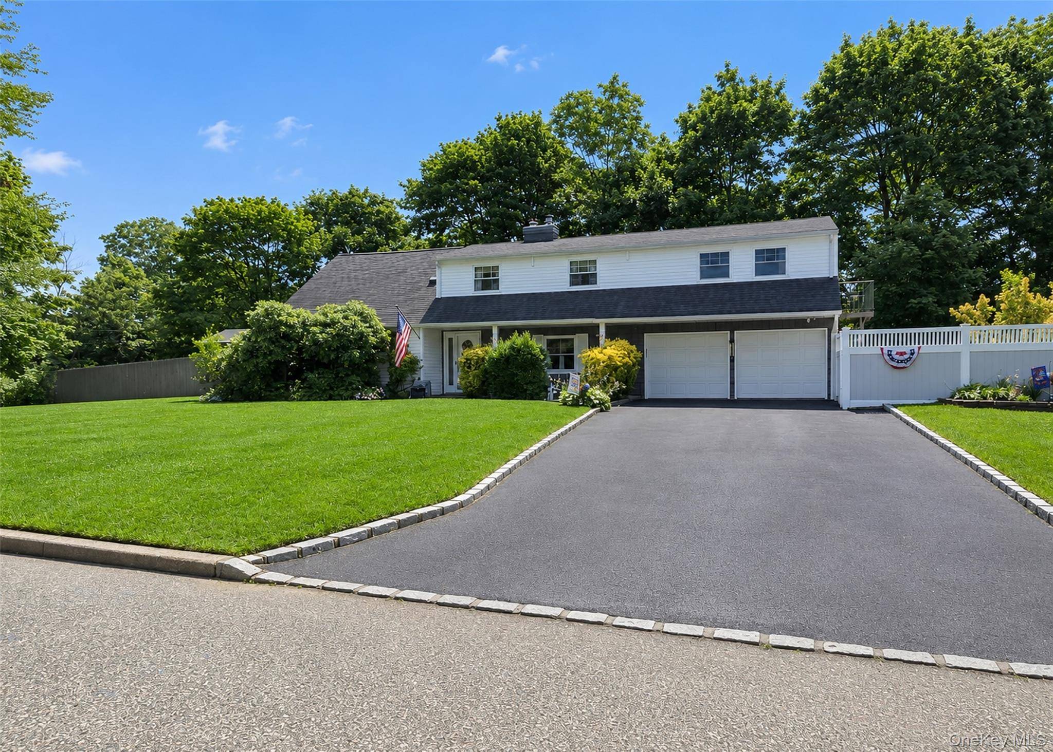 30 Hackberry LN, Holbrook, NY 11741