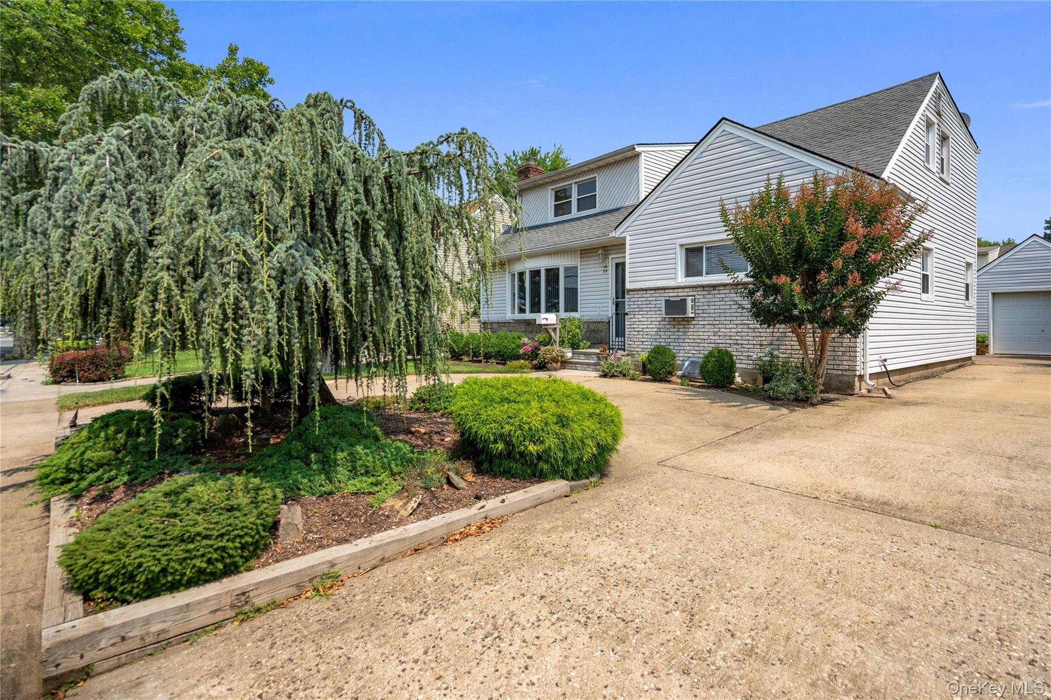 78 Ambrose AVE, Malverne, NY 11565