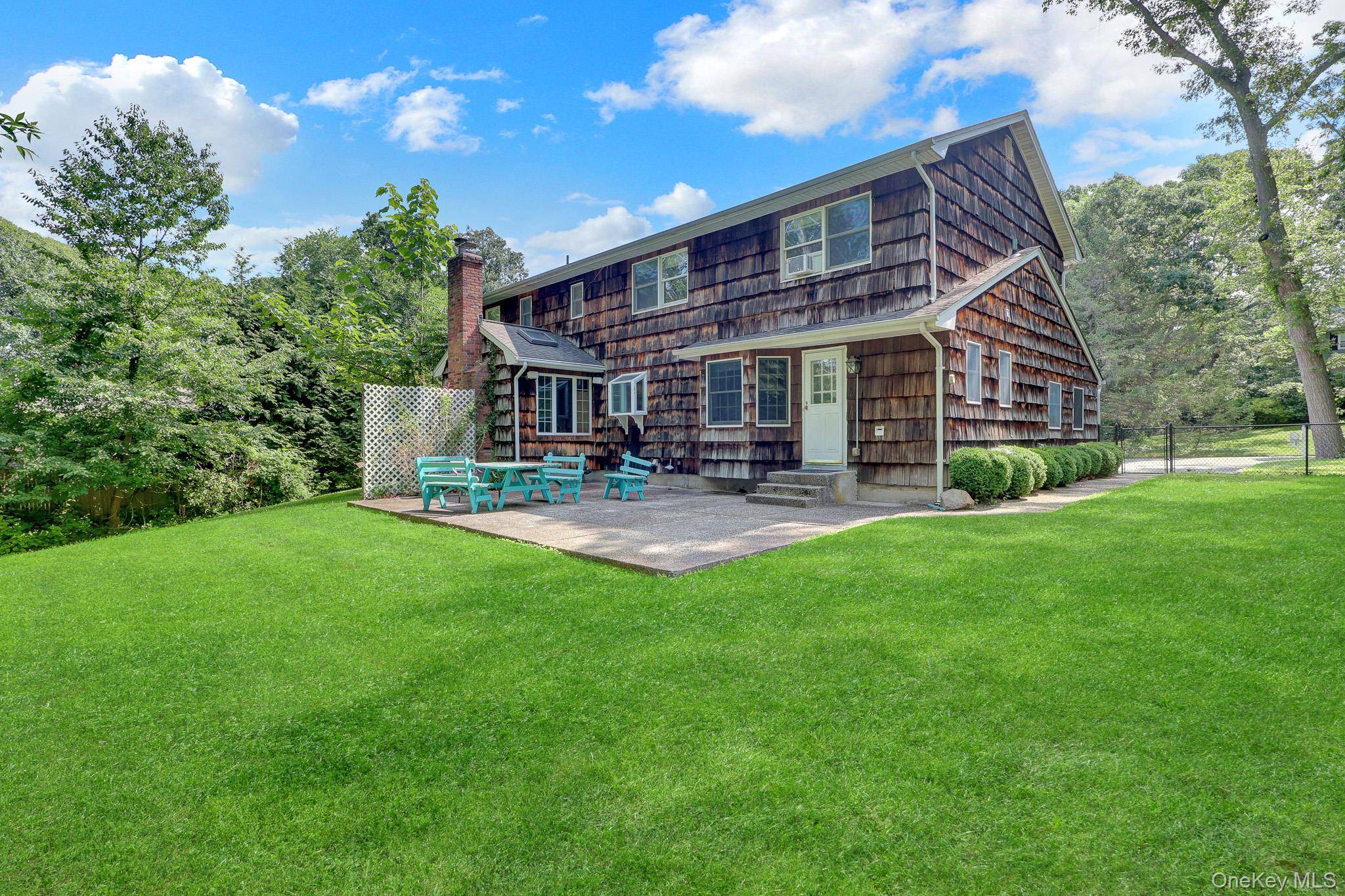 8 Tobi LN, Setauket, NY 11733