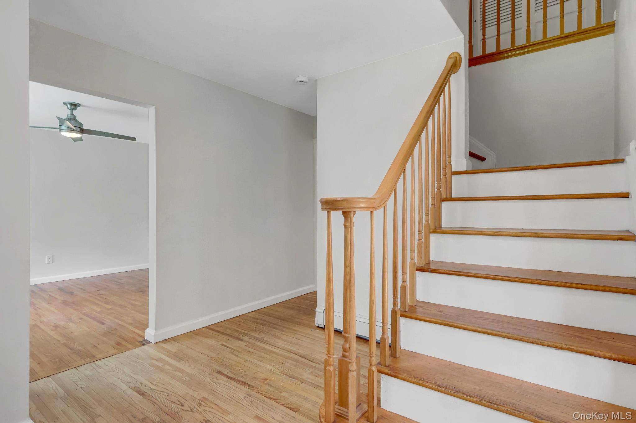 8 Tobi LN, Setauket, NY 11733
