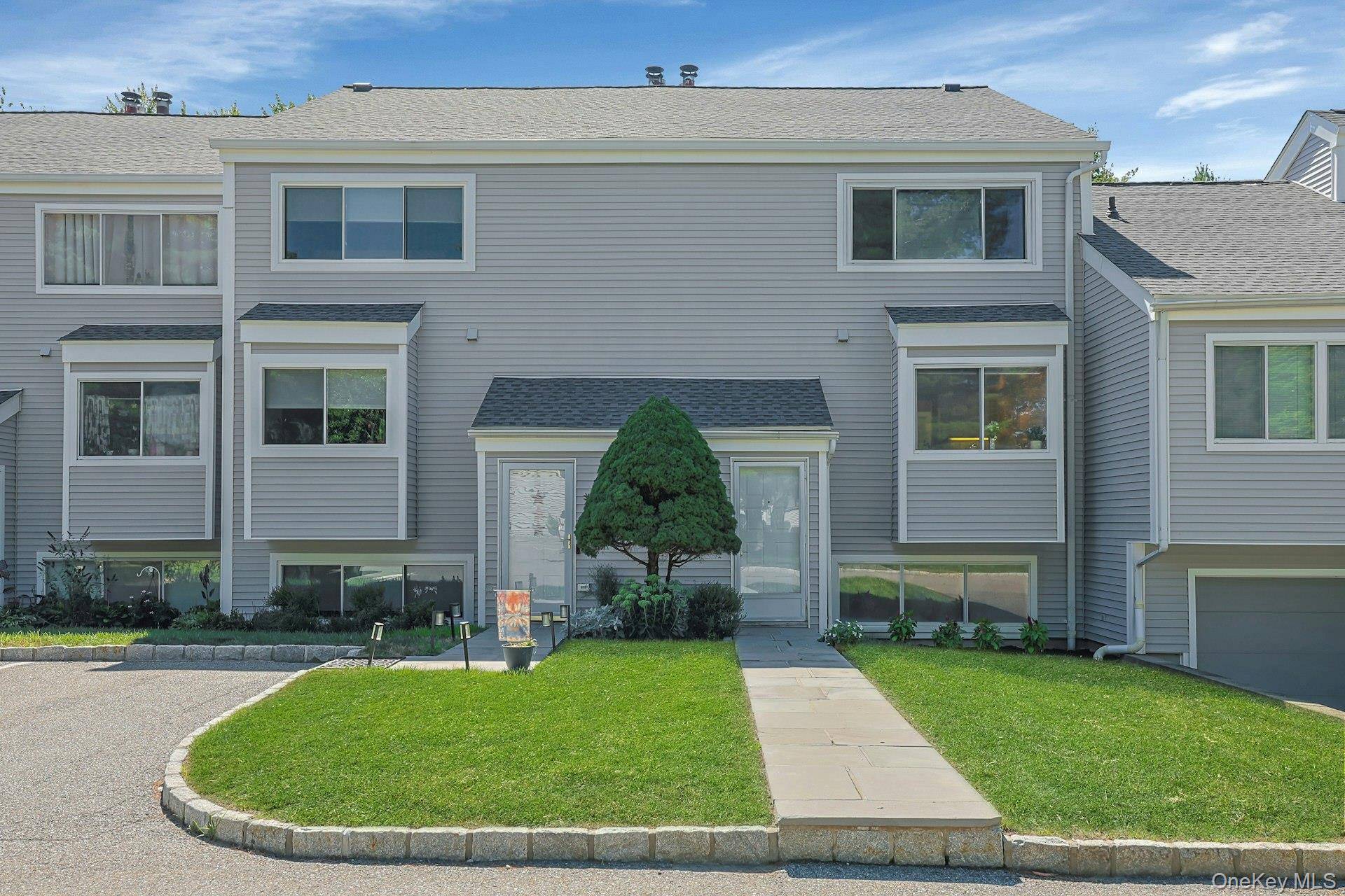28 Cheshire LN, Yorktown Heights, NY 10598