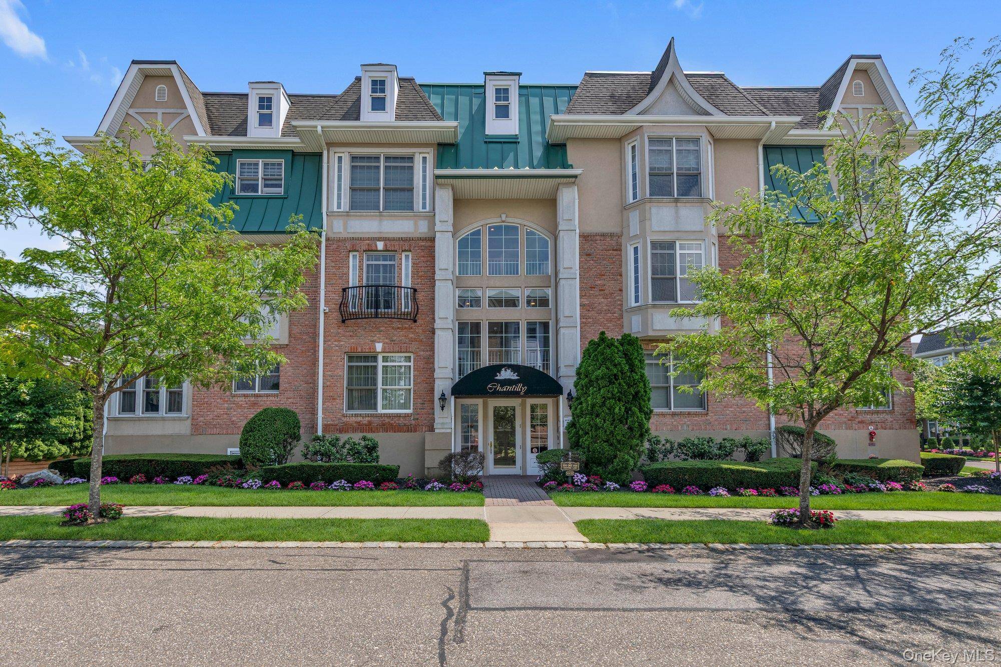 348 Trotting LN, Westbury, NY 11590