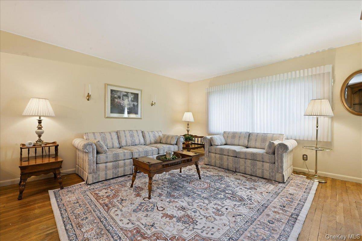 144 Hughes PL, Albertson, NY 11507